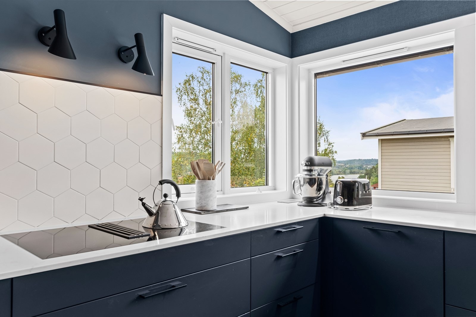 Kjøkkenet har svært god skap- og benkeplass samt mye naturlig lys. Galleribilde