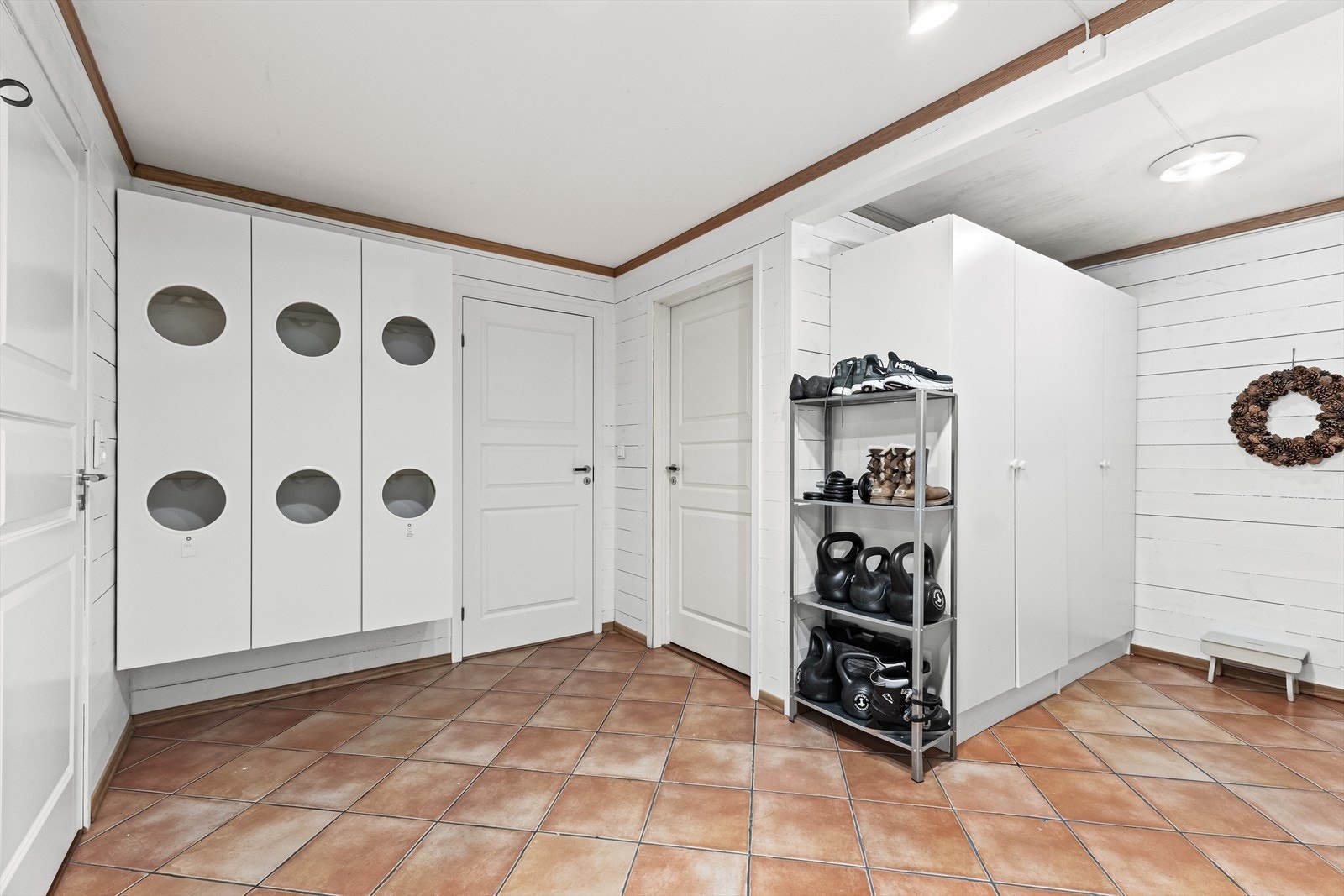 Stor bod med god lagringsplass og adkomst fra hallen. Videre adkomst til sluse/bod til garasjen samt vaskerom. Galleribilde