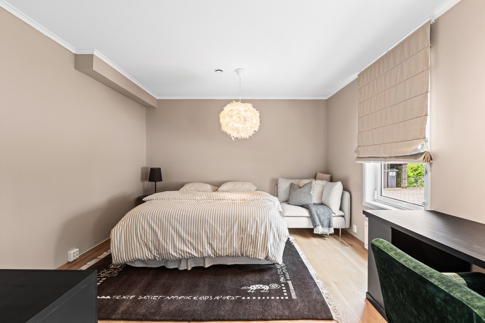 God plass til dobbeltseng, skrivebord og annet møblement. Galleribilde