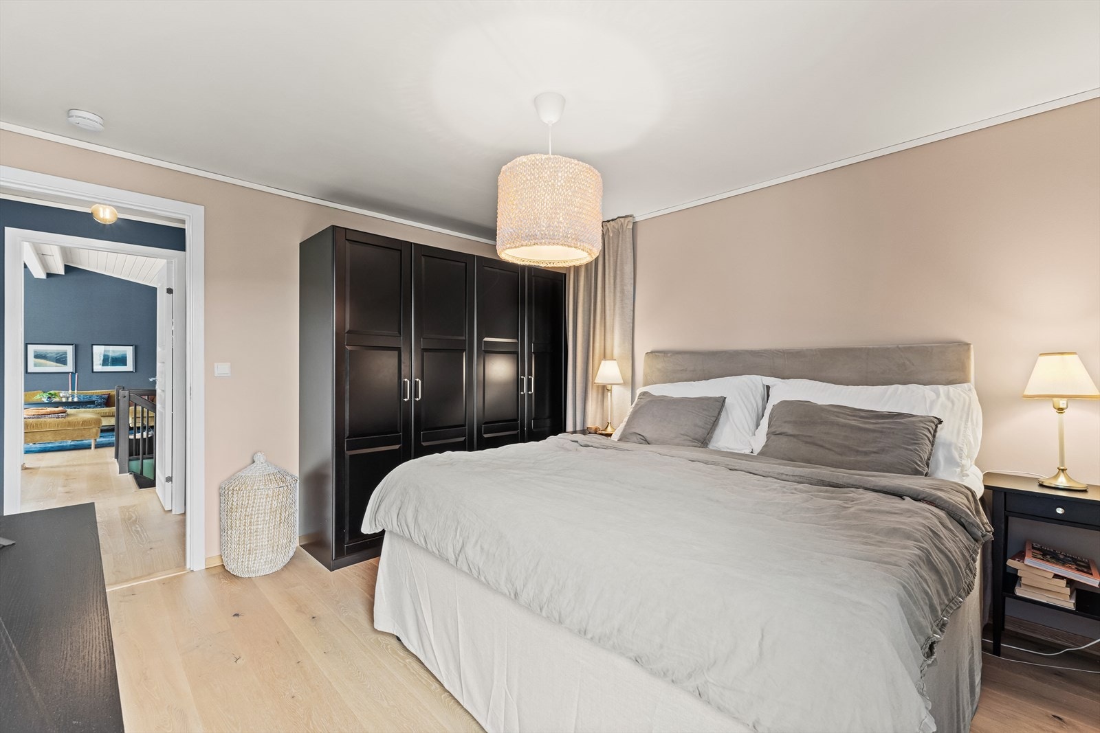 Rommet benyttes i dag som hovedsoverom, men egner seg også godt som kontor/gjesterom/lekerom/TV-stue. Galleribilde