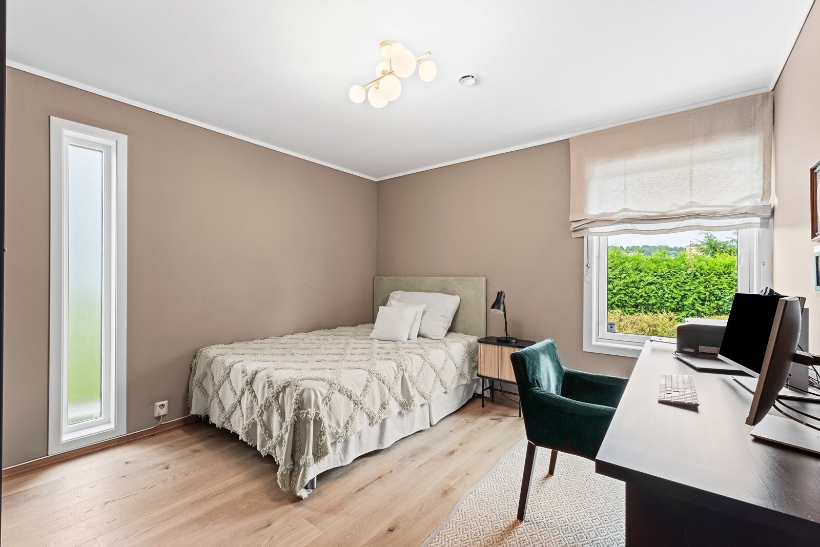 Stort soverom på ca. 13 m² med god plass til dobbeltseng, garderobeskap og skrivebord. Galleribilde