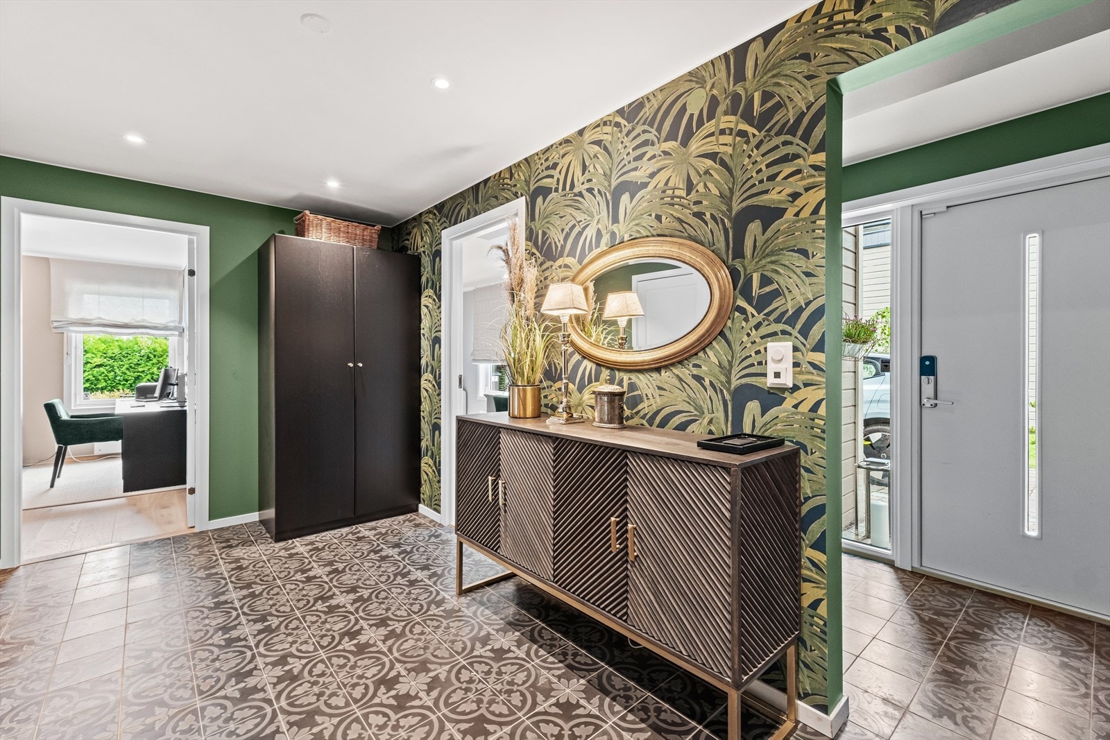 Svært praktisk med stor hall, spesielt for barnefamilier med barnevogner og annet utstyr. Her er det også garderobeskap og plass til en stor kommode. Nøkkelfri adkomst med Yale Doorman elektronisk kodelås på hovedinngangsdøren. Galleribilde