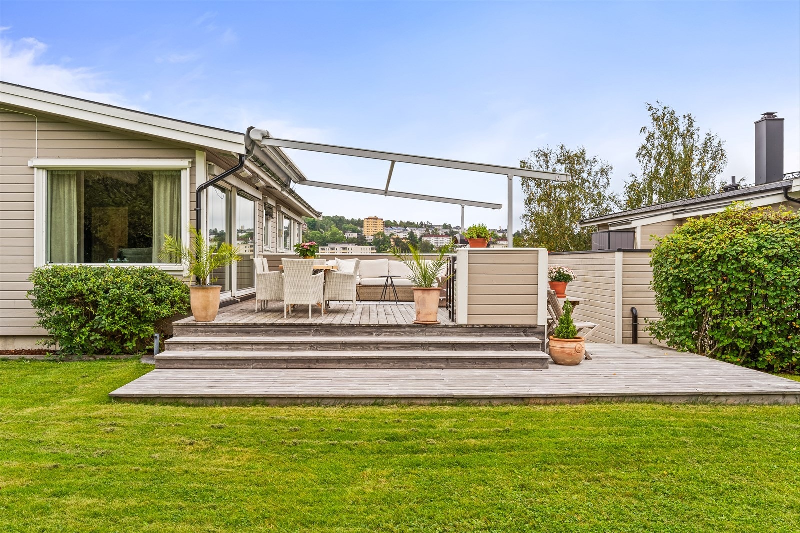 En pent opparbeidet og skjermet uteplass for store og små. Utvendig solskjerming med screens på vinduer mot vest samt utvendige persienner mot syd. Galleribilde