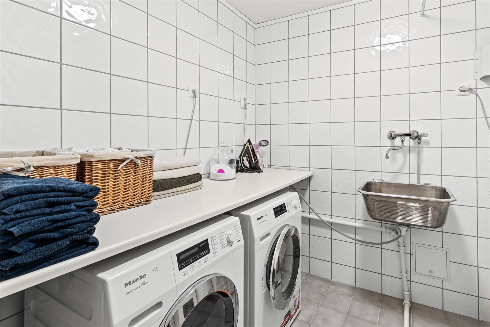 Separat vaskerom med opplegg for vaskemaskin og tørketrommel samt utslagsvask og 200 liters varmtvannsbereder. Galleribilde