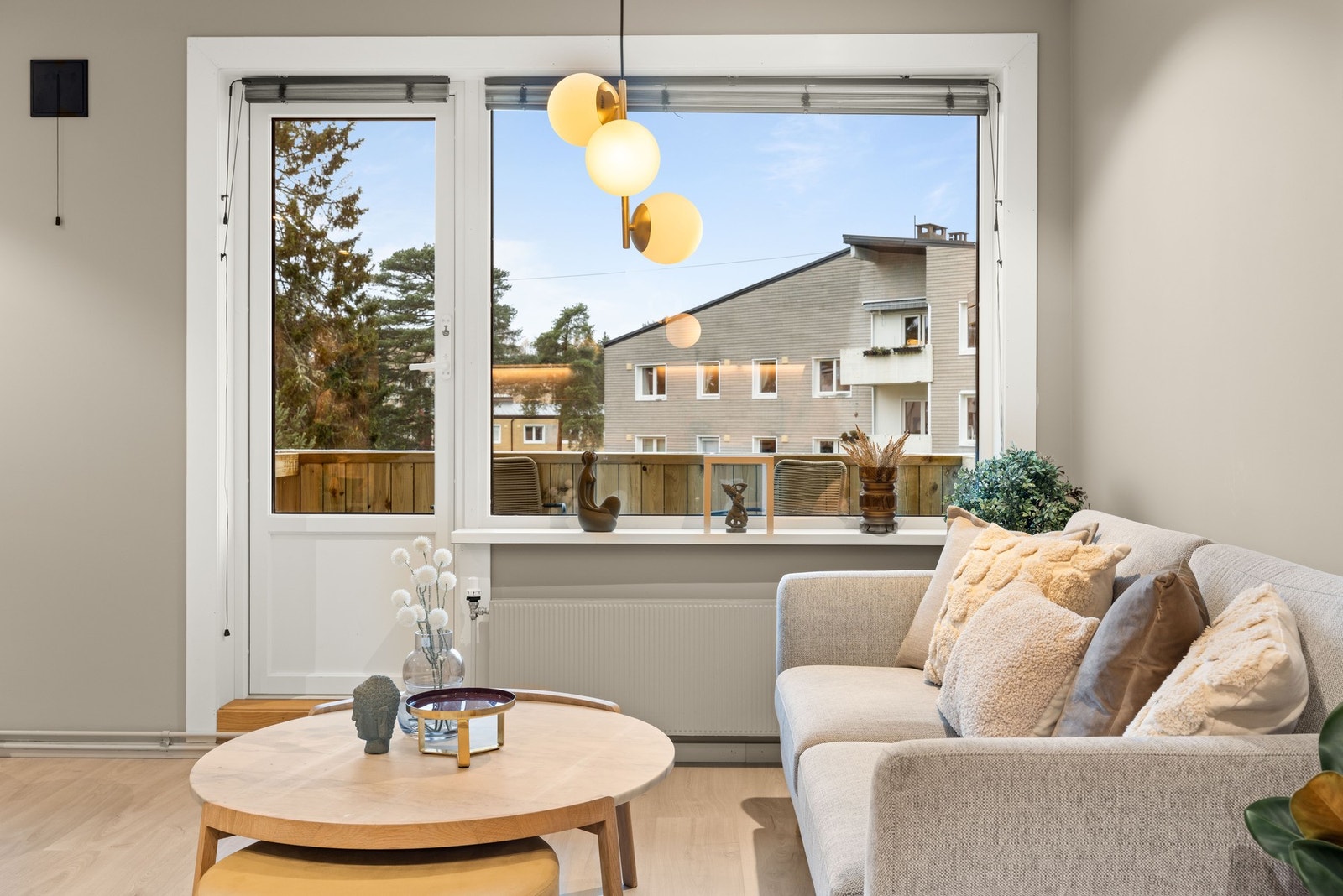 Lys leilighet med store vindusflater Galleribilde