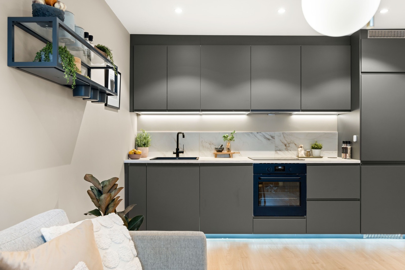 Pent IKEA-kjøkken fra 2025 med integrerte hvitevarer Galleribilde