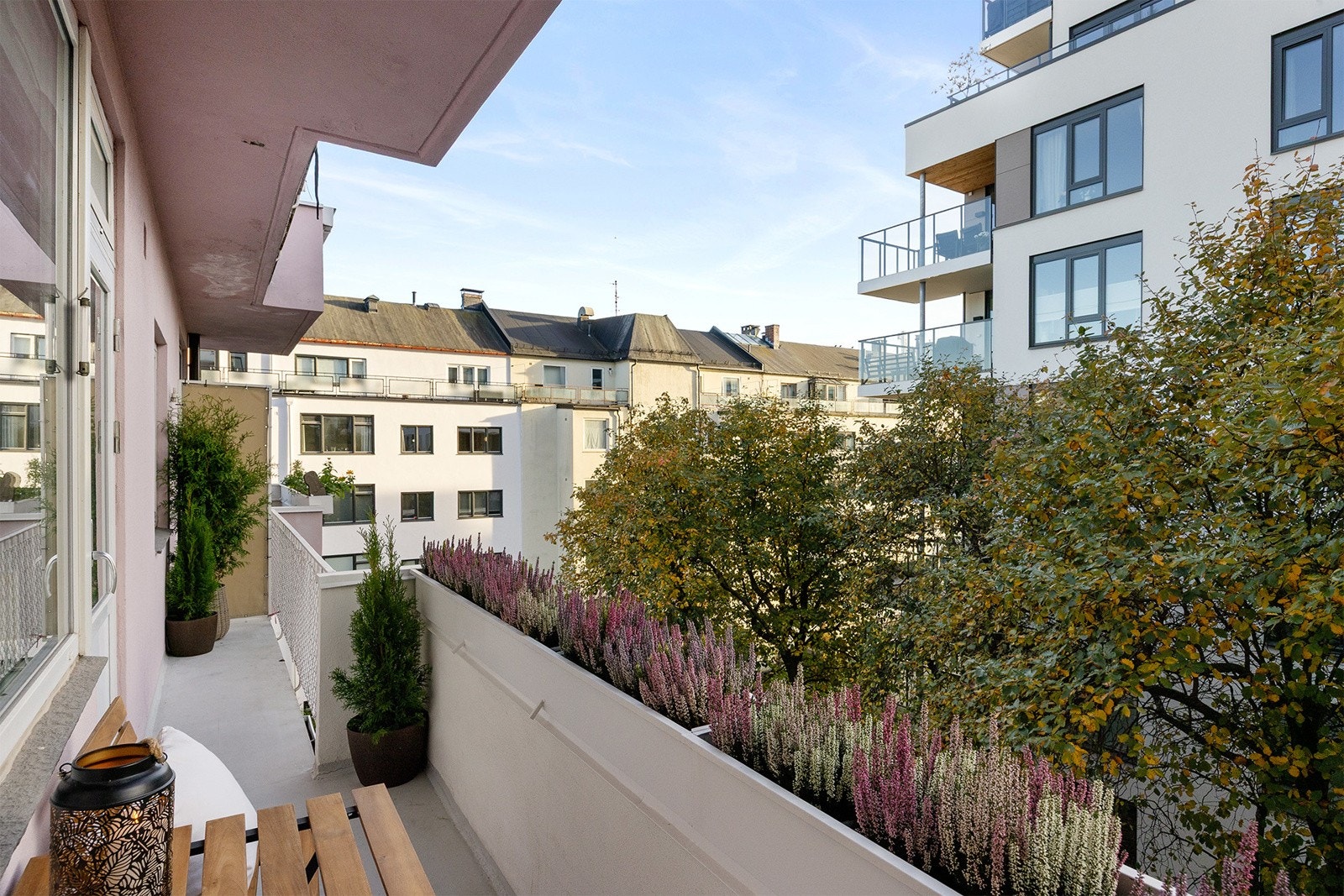 Balkongen er sydvestvendt med sol store deler av dagen. Galleribilde
