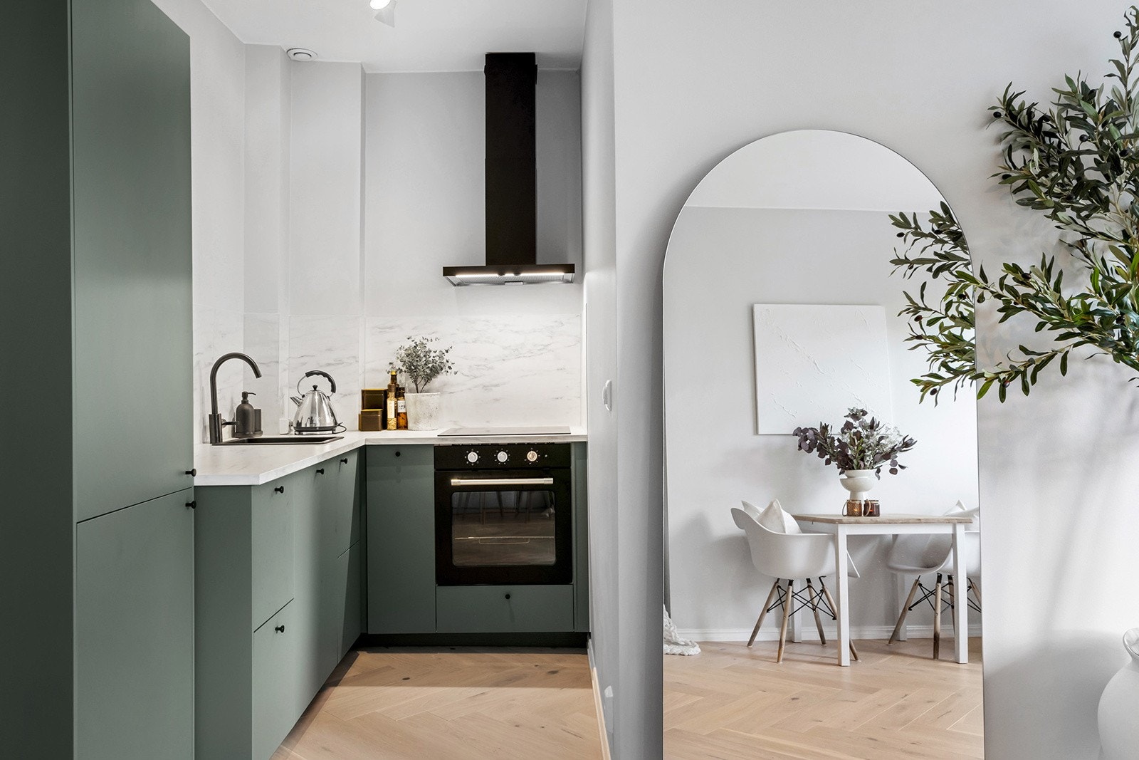 Her har du også plass til en stor spisestue - perfekt for alt fra hverdagskos til sosiale lag. Dette er et oppholdsrom som virkelig inviterer til trivsel! Galleribilde