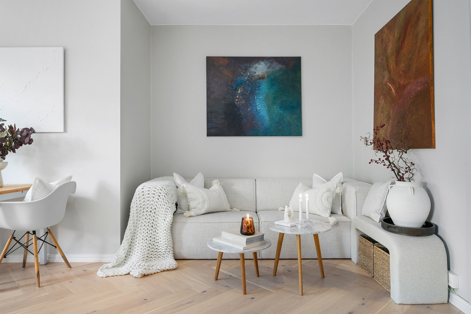 Leilighetens hjerte er den romslige stuen. Galleribilde
