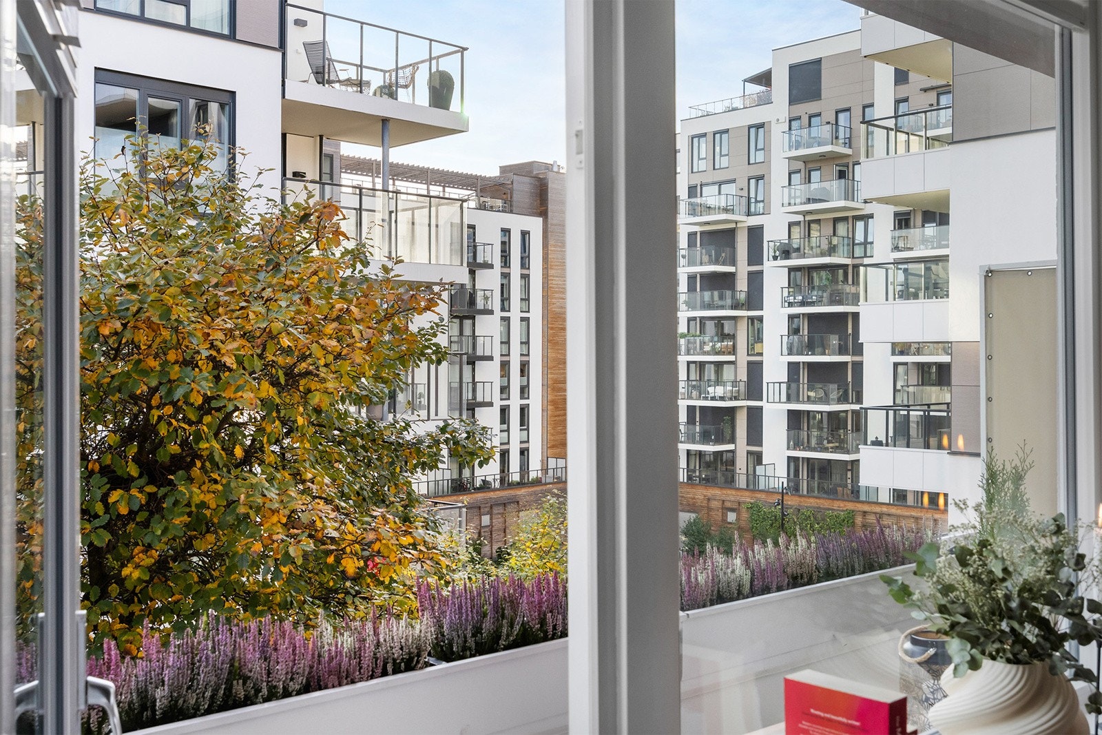 Herfra har du også direkte utgang til en herlig balkong på 6 m². Galleribilde