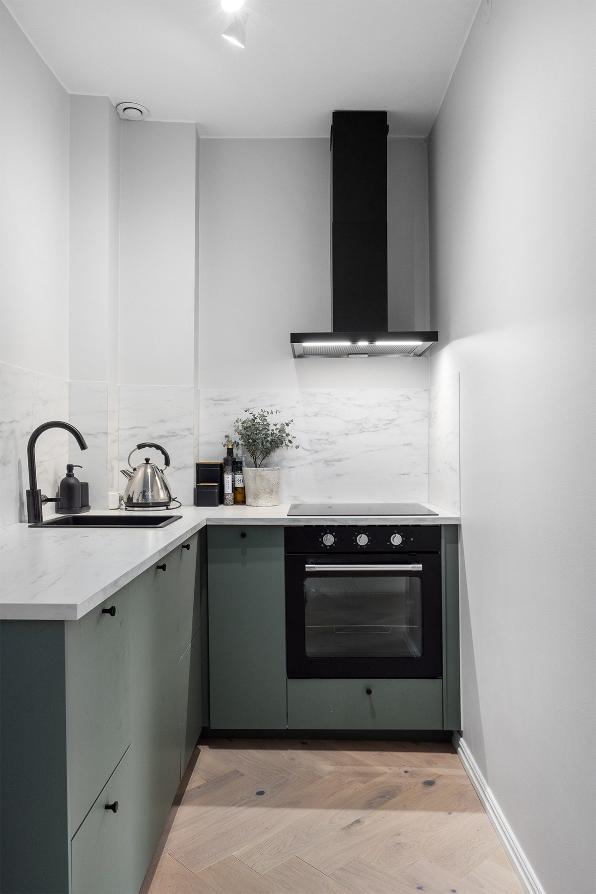 Stilrent og moderne kjøkken fra 2024 med elegante, glatte fronter og laminert benkeplate med nedfelt kum. De integrerte hvitevarene inkluderer stekeovn, platetopp, oppvaskmaskin og kjøl/frys - gir et sømløst og helhetlig uttrykk. Galleribilde