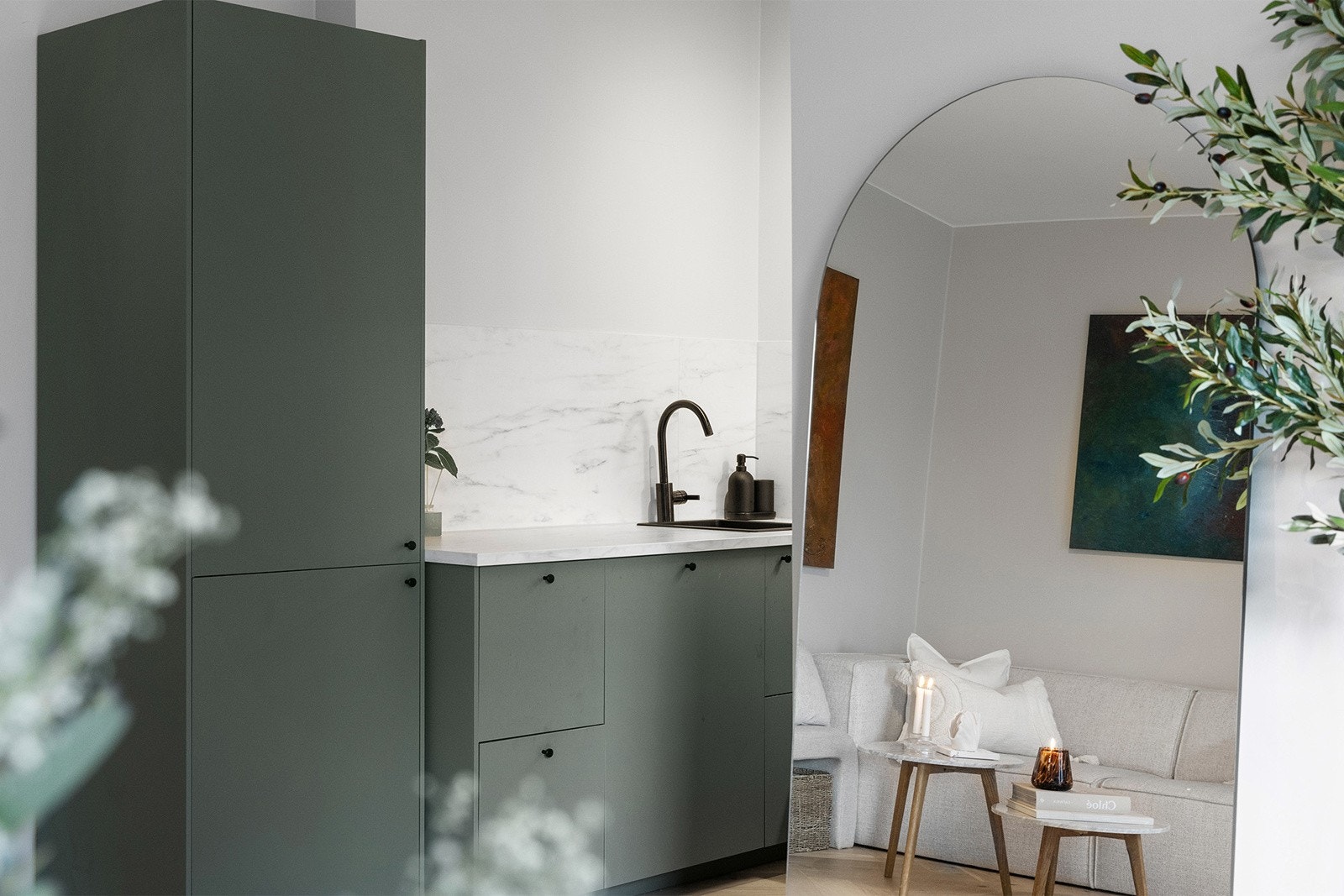Dette er et funksjonelt og tiltalende kjøkken som kombinerer moderne design med praktiske løsninger. Galleribilde