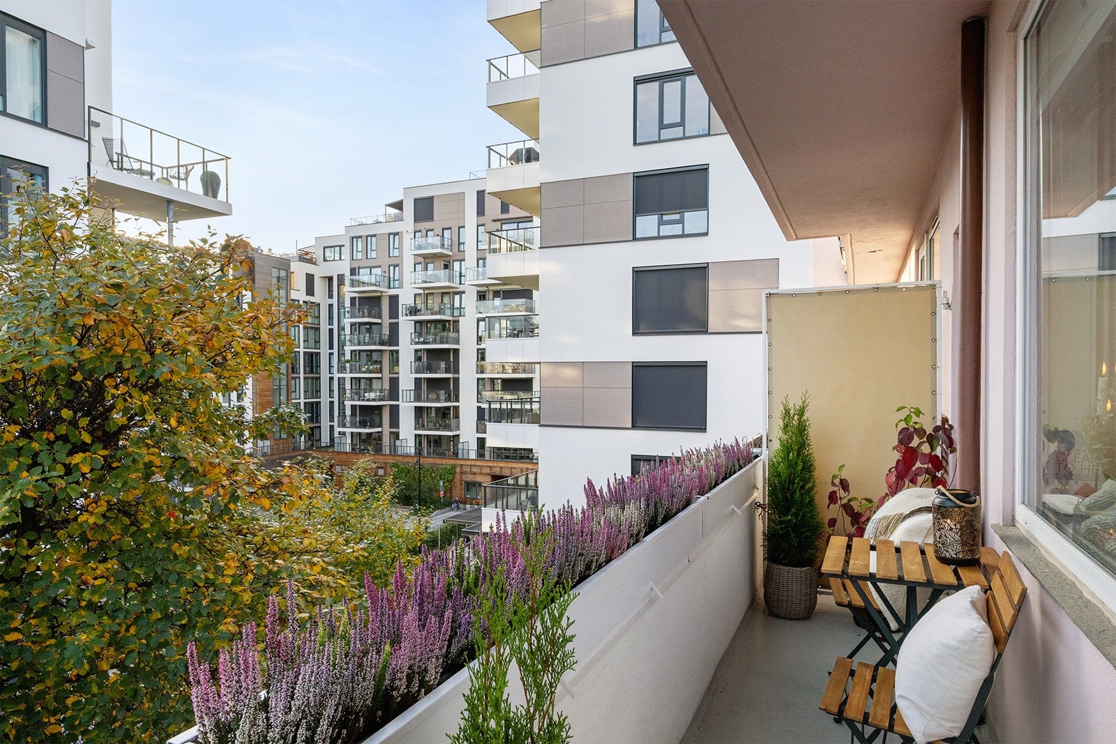 En lys og innbydende leilighet med sentral og attraktiv beliggenhet ved nye Middelthunet på Majorstuen. Leiligheten har en god planløsning med store vindusflater som gir mye lys og en god atmosfære. Galleribilde