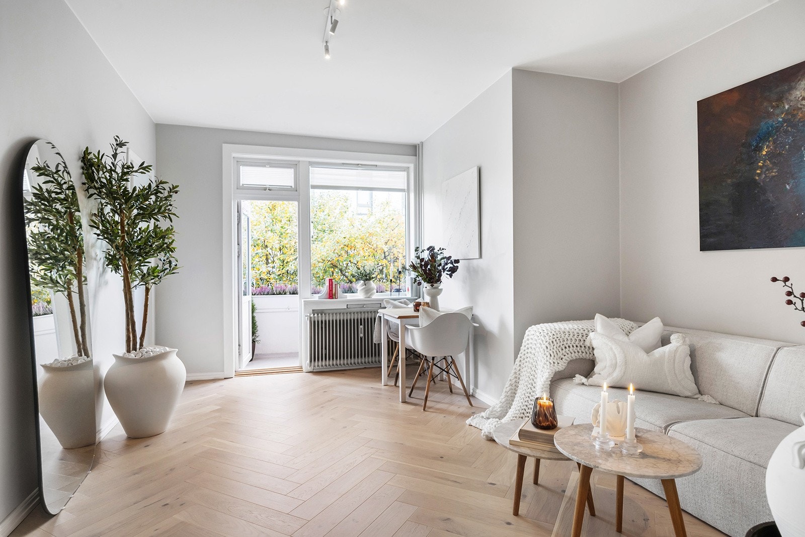 Leiligheten ble totalrenovert i 2024 og holder en gjennomgående god standard. Galleribilde