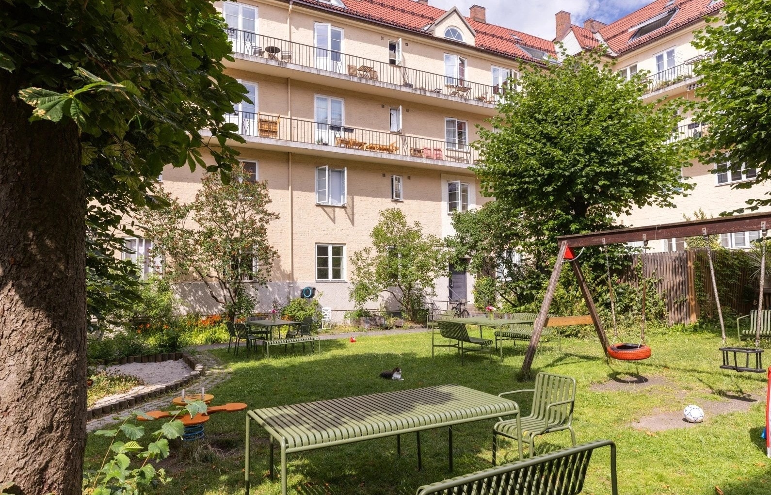 Leiligheten ligger i en vakker bygård med et stort, grønt og skjermet gårdsrom - en ekte oase midt i byen Galleribilde