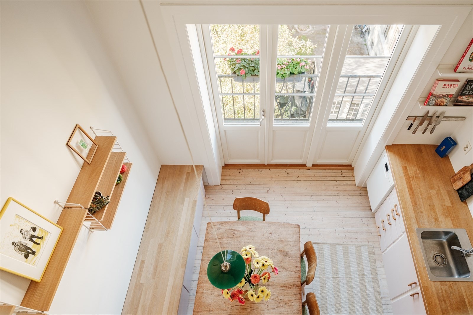 Kjøkkenet har en fantastisk takhøyde da det er åpent fra loftstuen og ned til kjøkkenet Galleribilde