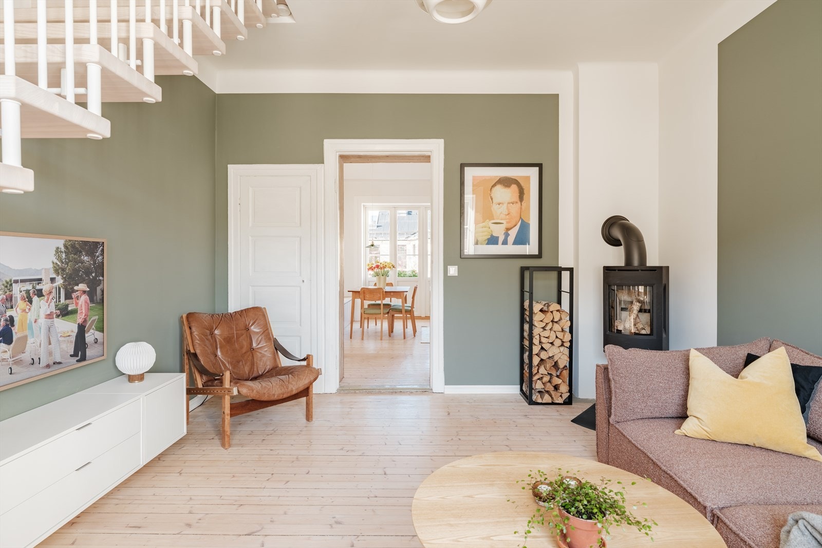 Romslig stue med god plass til sofa, sofabord og TV-møblement. I hjørnet står en moderne peisovn som gir ekstra varme og stemning på kaldere dager Galleribilde