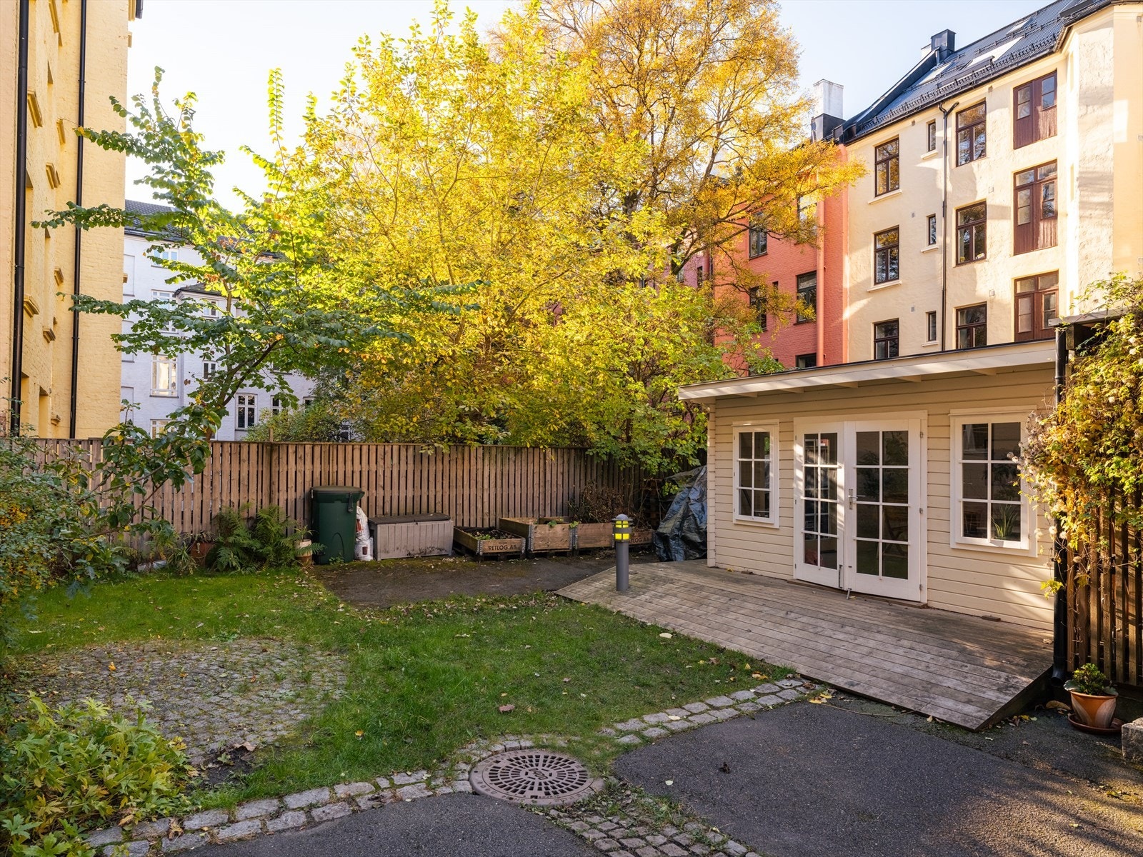 Borettslaget har en hagestue i bakgården som kan benyttes av beboerne gratis, dersom man trenger et selskapslokale. Borettslaget har også låste skur for sykler og barnevogn Galleribilde