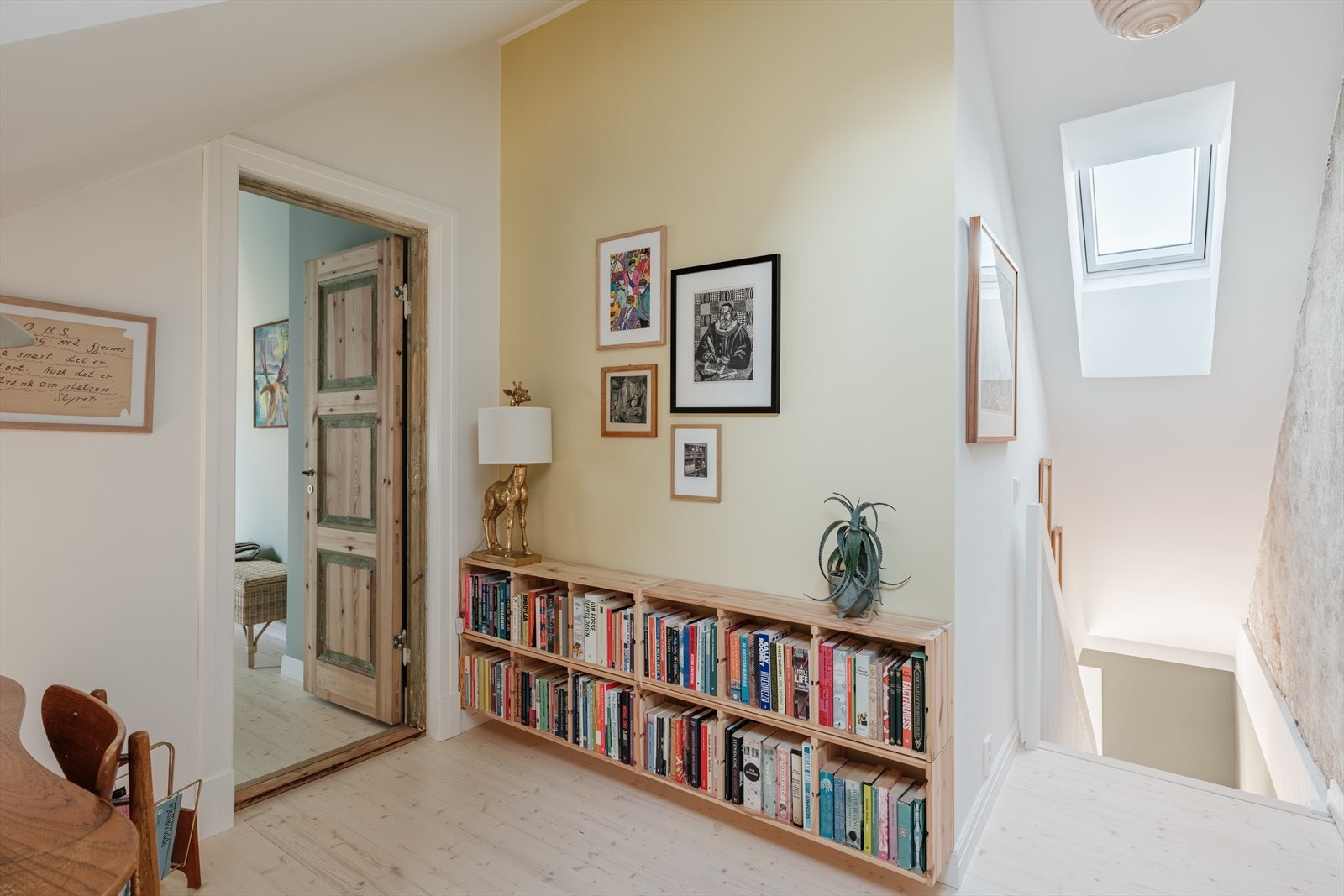 Hyggelig loftstue som i dag brukes som et kontor Galleribilde