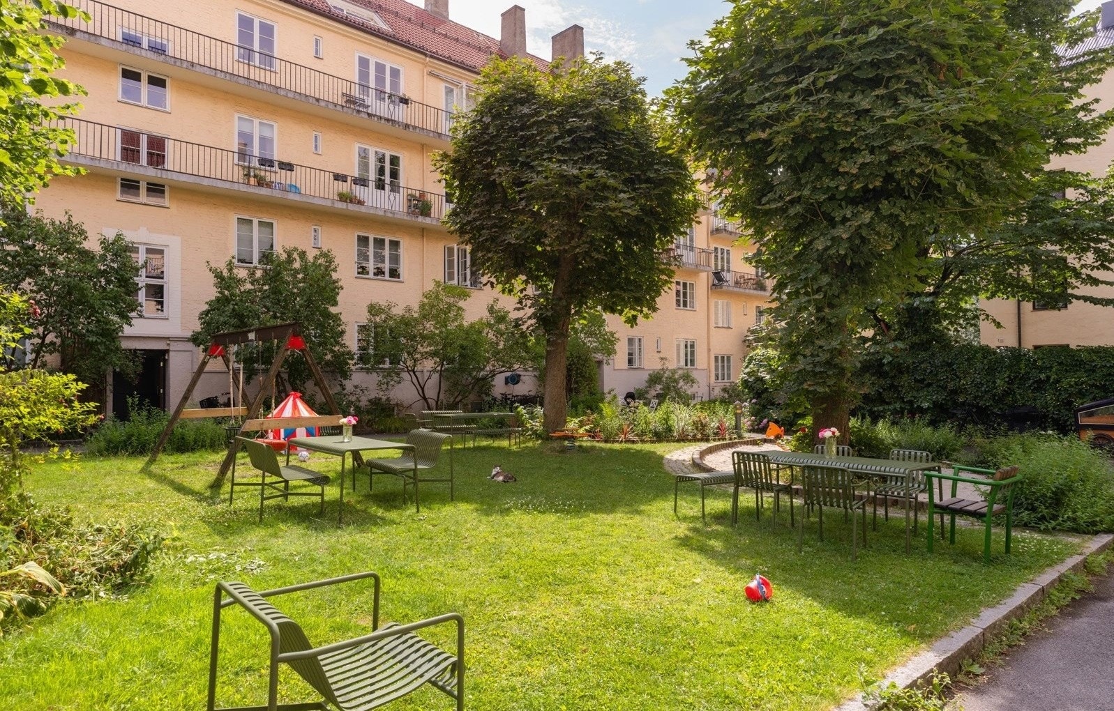 Idyllisk og pent opparbeidet bakgård med lekeplass og flere sittegrupper til glede for beboerne Galleribilde