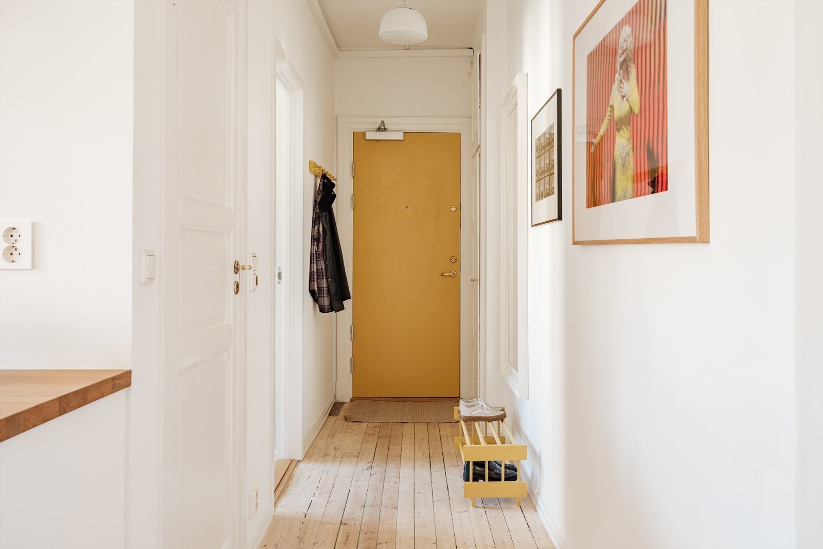 Hyggelig og romslig entré hvor det er god plass til å henge fra seg yttertøy og plassere sko Galleribilde