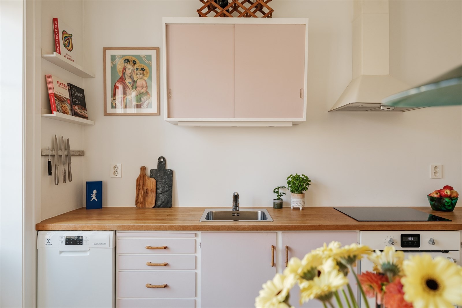 Her er det opplegg for oppvaskmaskin, integrert komfyr, platetopp og kombiskap. Over kokeplassen er det montert ventilator Galleribilde