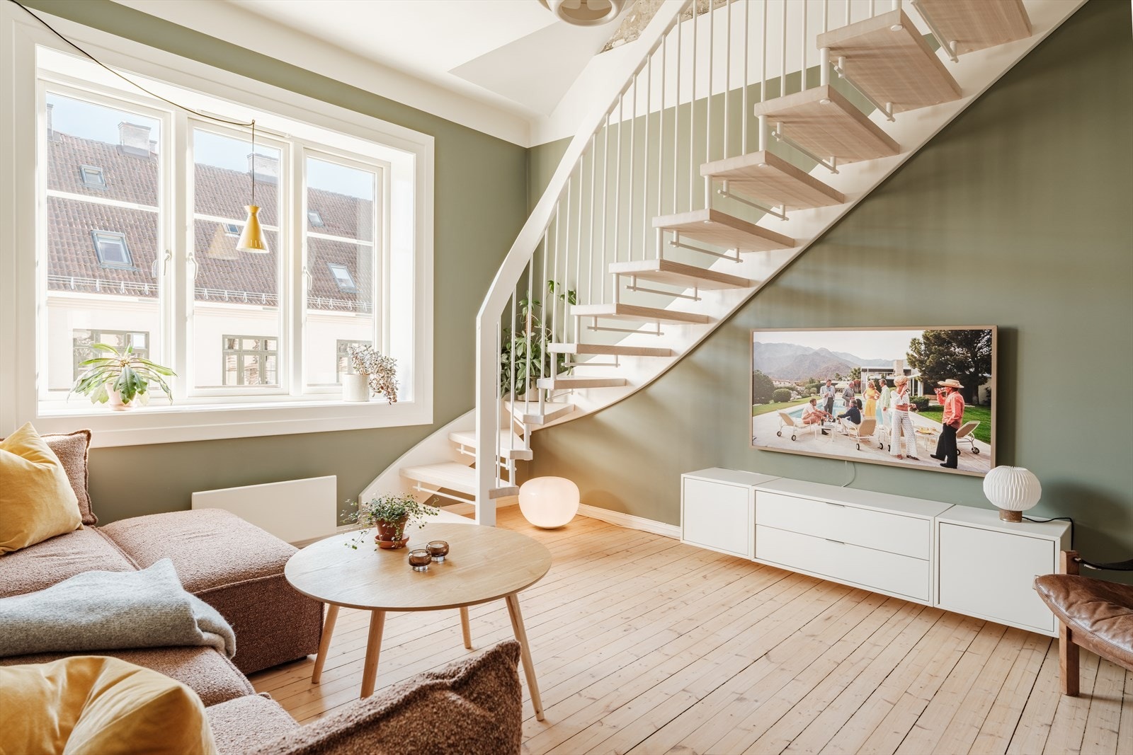 Det er trappeadkomst til loftsetasjen hvor man finner en loftsstue med plass til hjemmekontor samt et romslig soverom Galleribilde