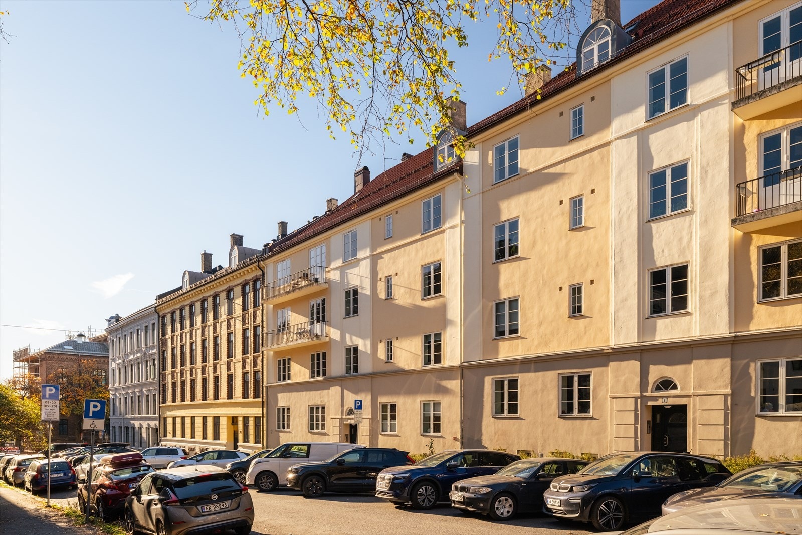 Deler av leiligheten vender ut mot Omsens gate som er en rolig og enveiskjørt gate Galleribilde