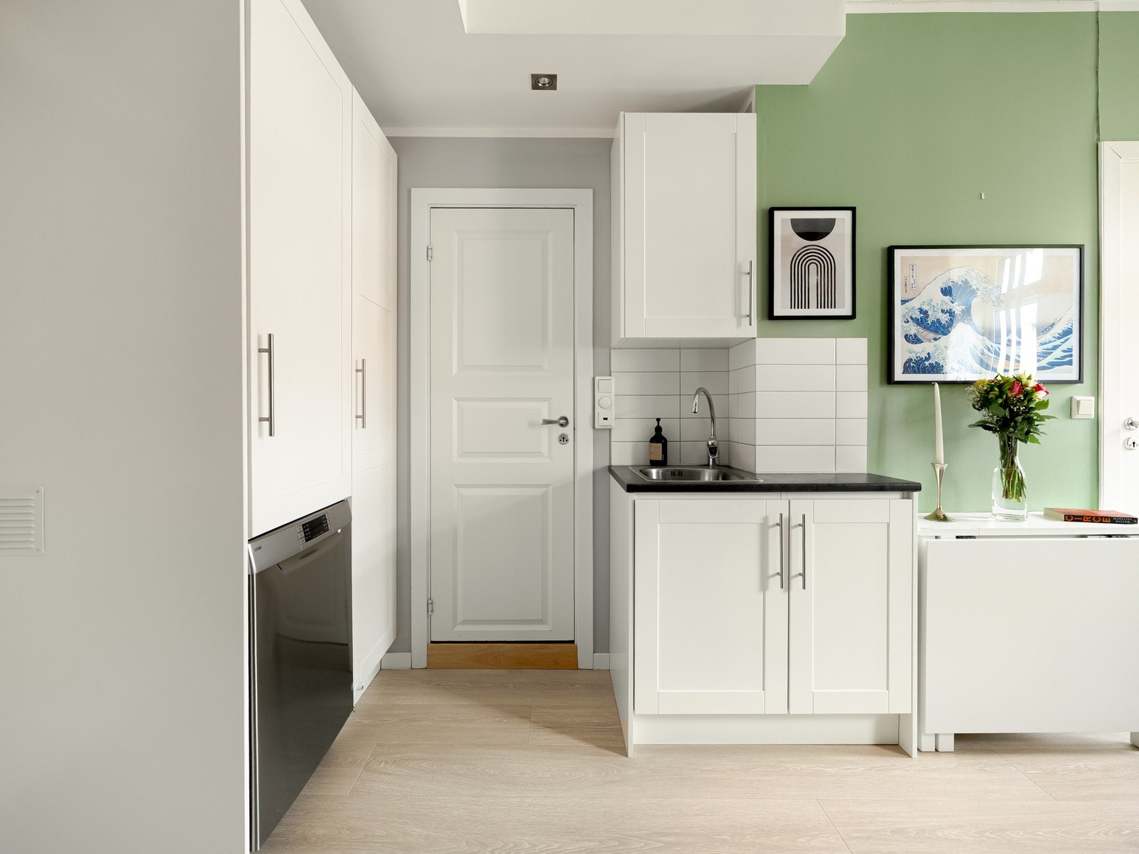 Selve kjøkkeninnredningen er tidløs med profilerte fronter. Kjøkkenet er fra 2012, og integrerte hvitevarer ble oppgradert i 2020. Galleribilde