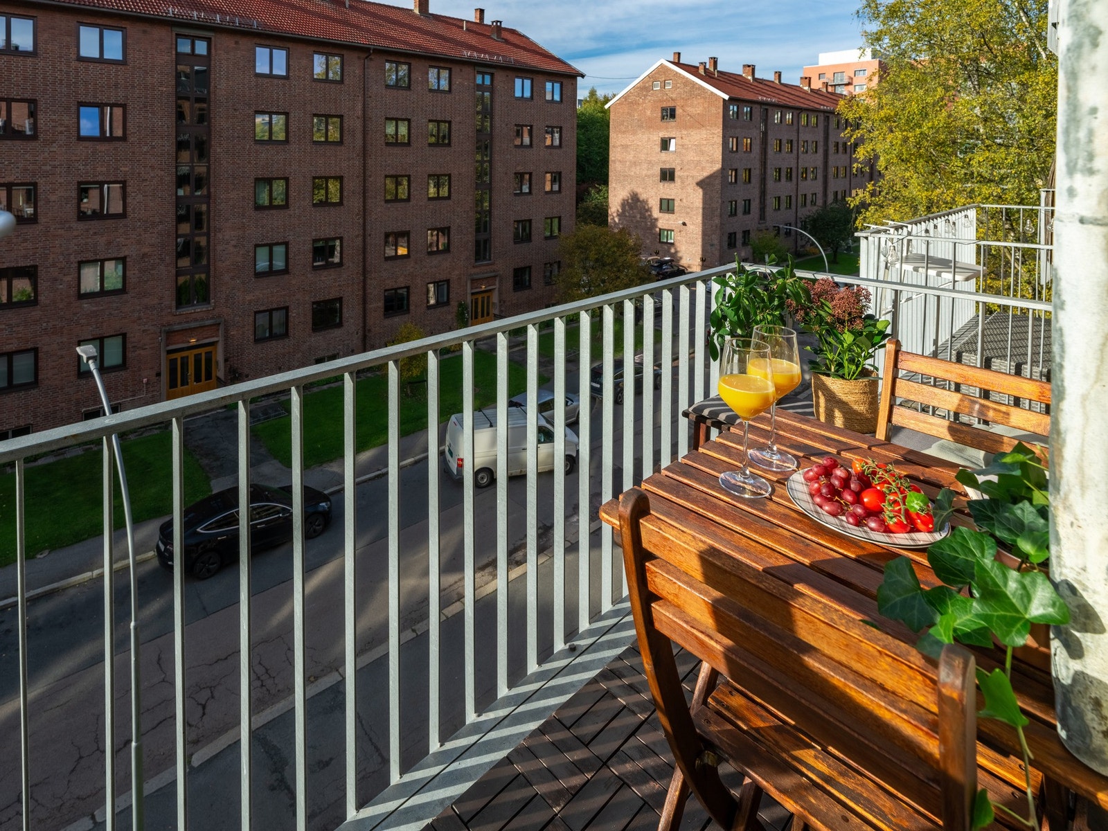 Det er plass til et hyggelig cafésett, eller utesofa dersom man skulle ønske. Galleribilde