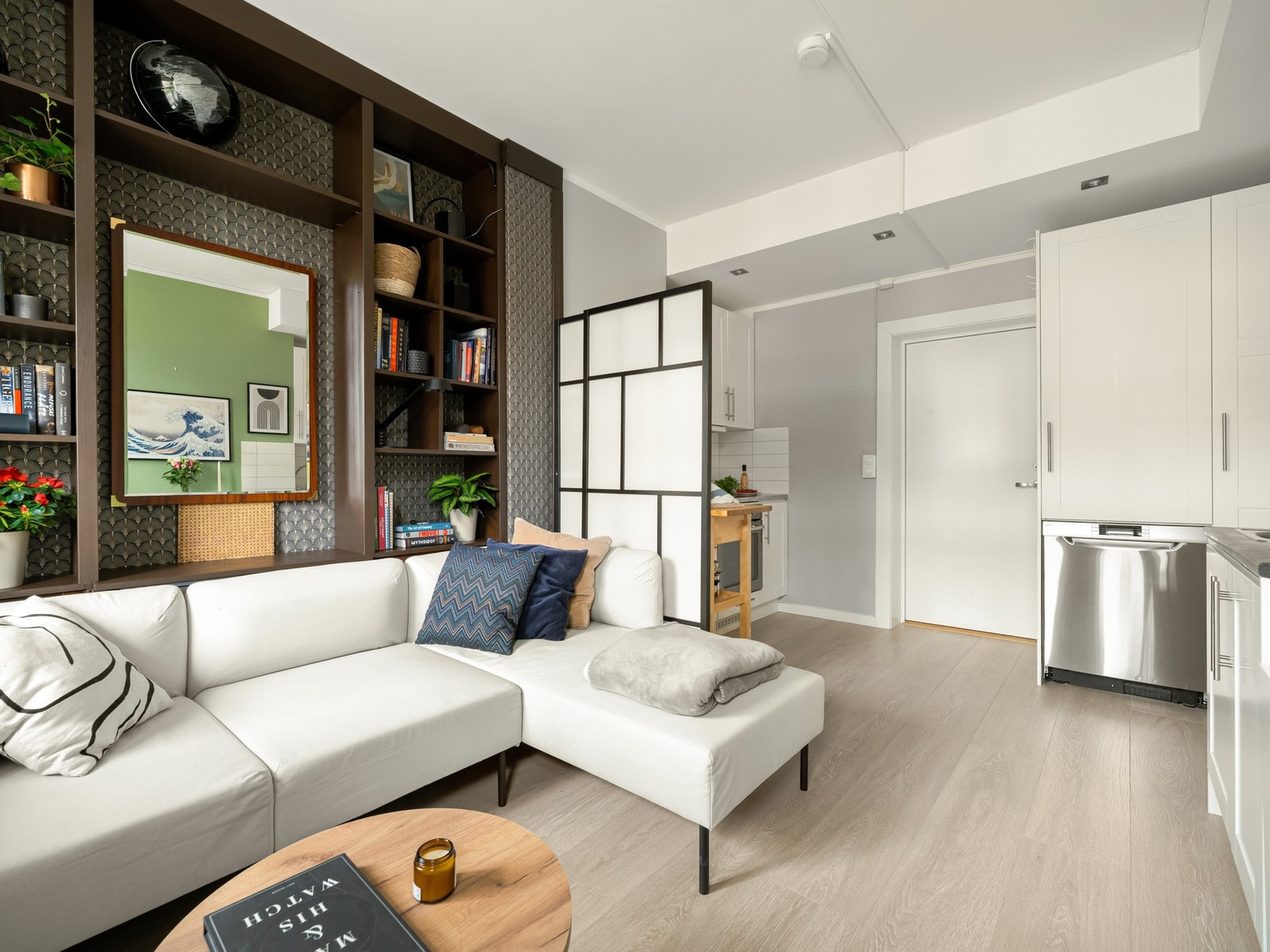 Her er det tenkt gode løsninger og utnyttelse av plassen. Du får fint plass til en god sofa med tilhørende sofabord, og den plassbygde hyllen sørger for fin lagring i hverdagen. Galleribilde