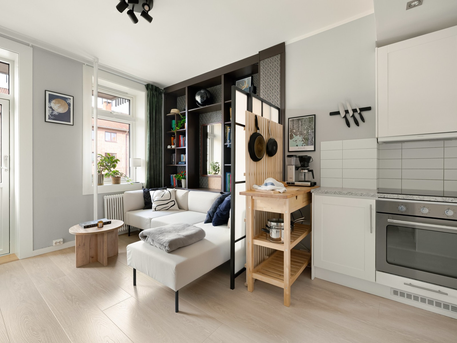 Dette rommet er selve hjertet i leiligheten, som med store vindusflater og et ordentlig fint lysinnslipp legger til rette for god trivsel. Galleribilde