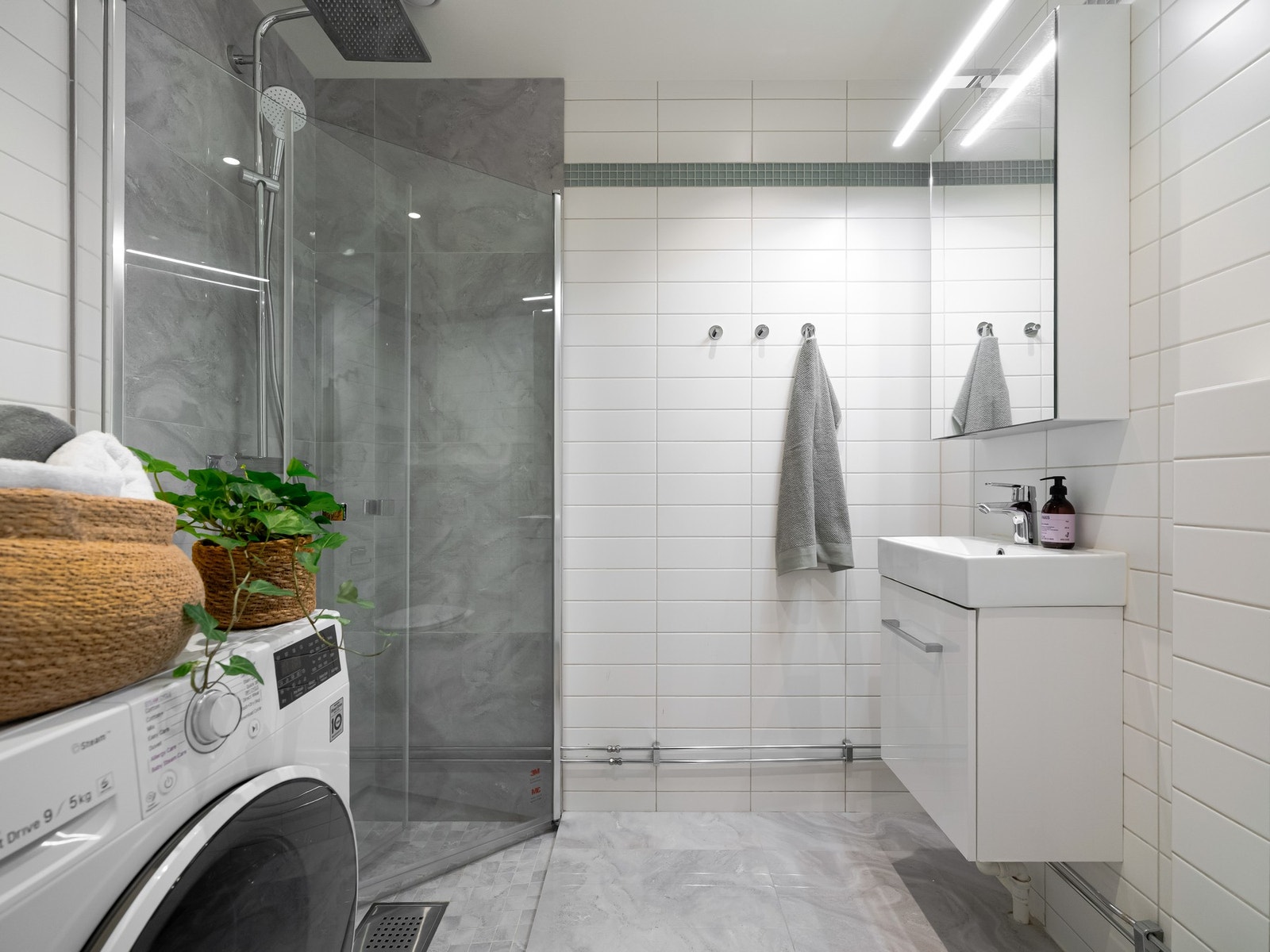 Det er lune varmekabler i gulv og dimbare downlights i tak. Galleribilde