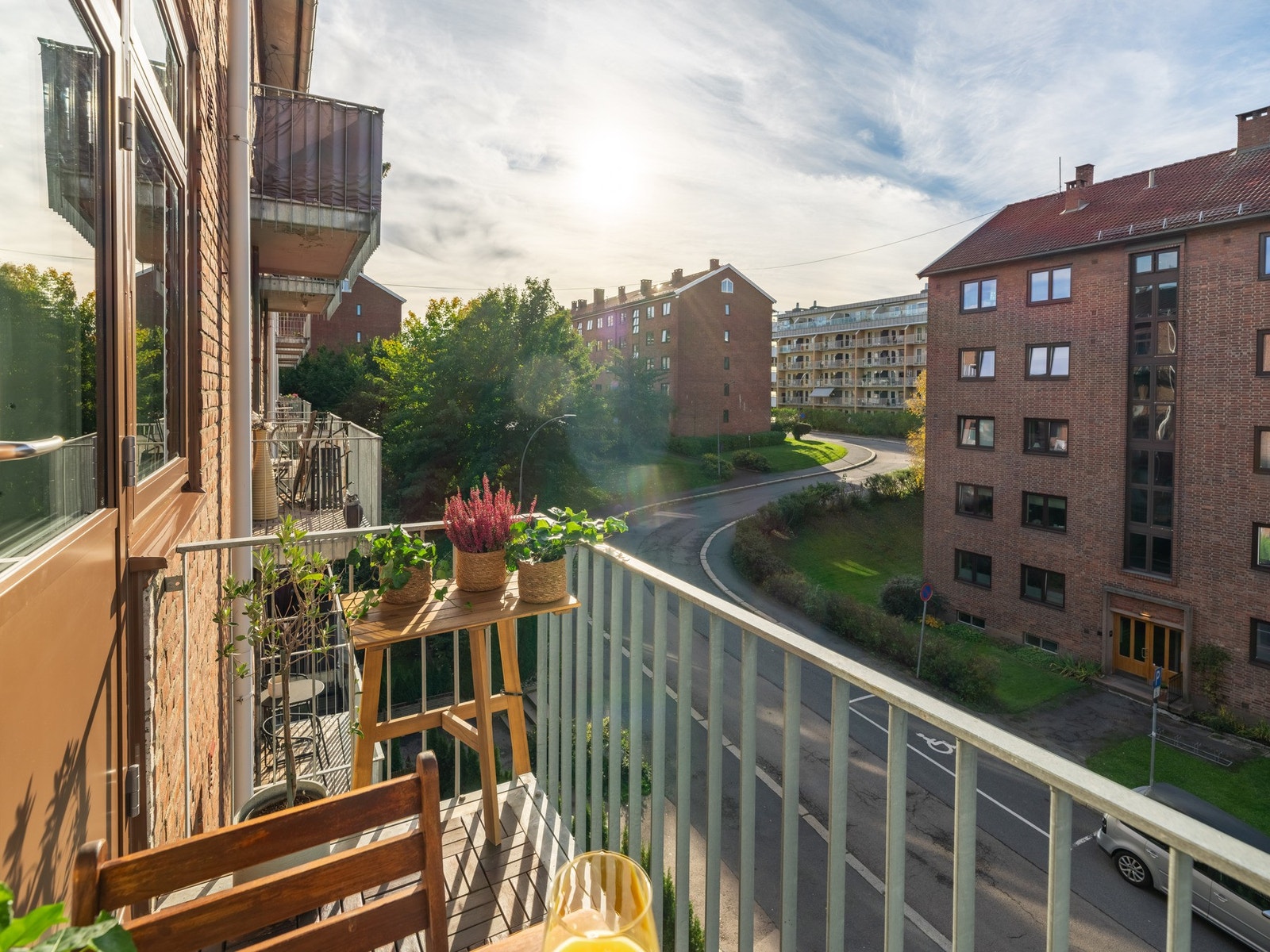 Balkongen er vestvendt med svært gode solforhold gjennom sommerhalvåret. Galleribilde