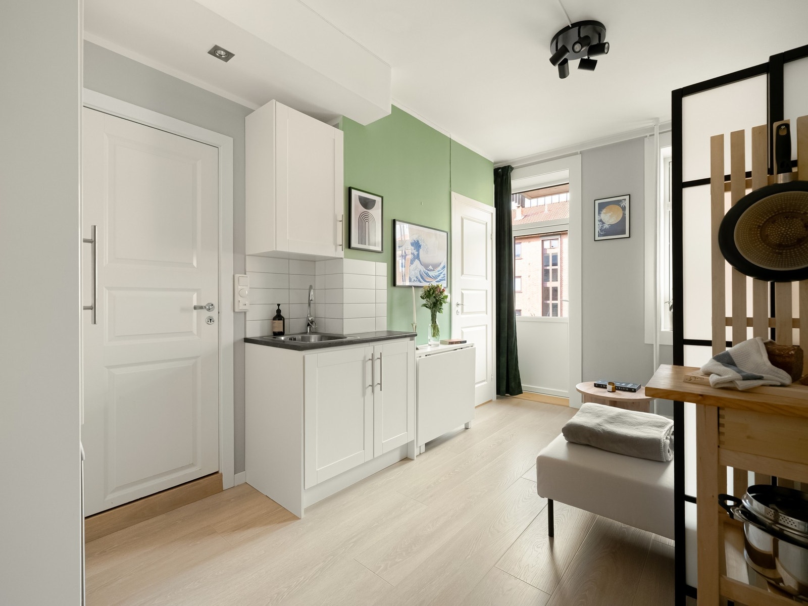 Kjøkkenet er adskilt fra stuen med en justerbar skillevegg, slik at du får ulike soner. Galleribilde