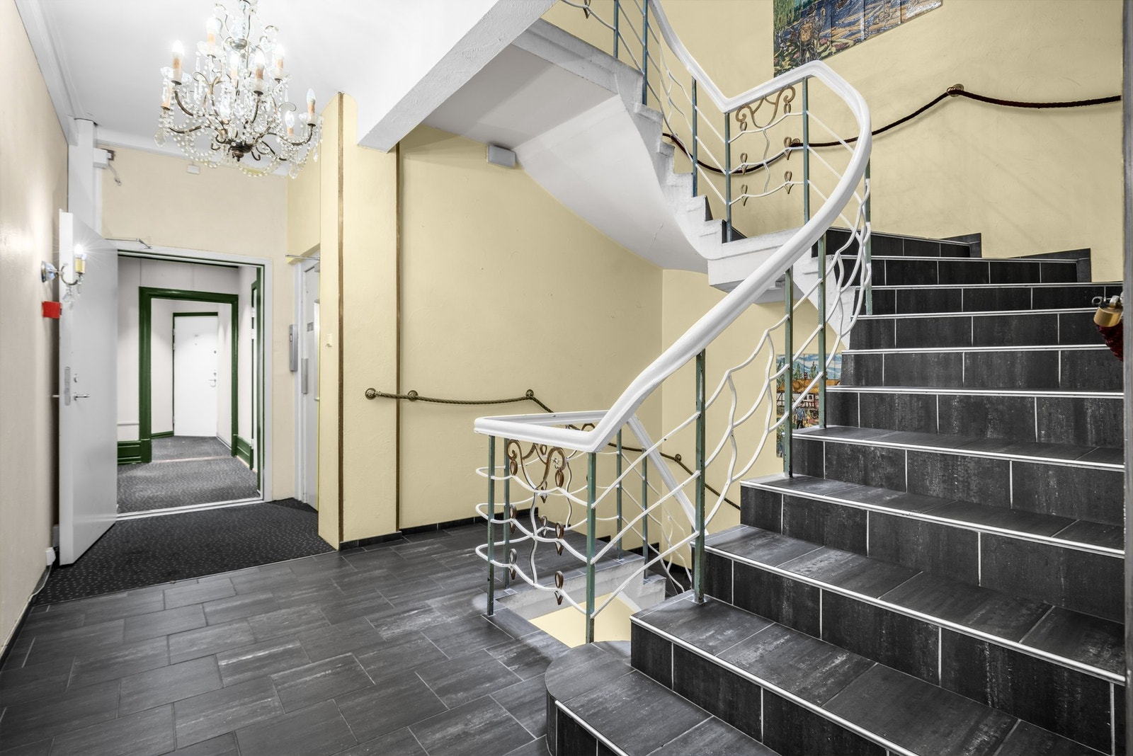 Klassisk trappeløp samt heis i bygget. Galleribilde