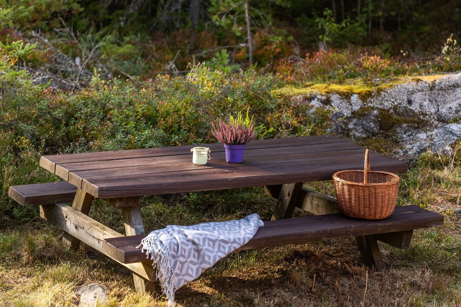 Nyt hyggelige måltider utendørs på den usjenerte og private tomten. Galleribilde