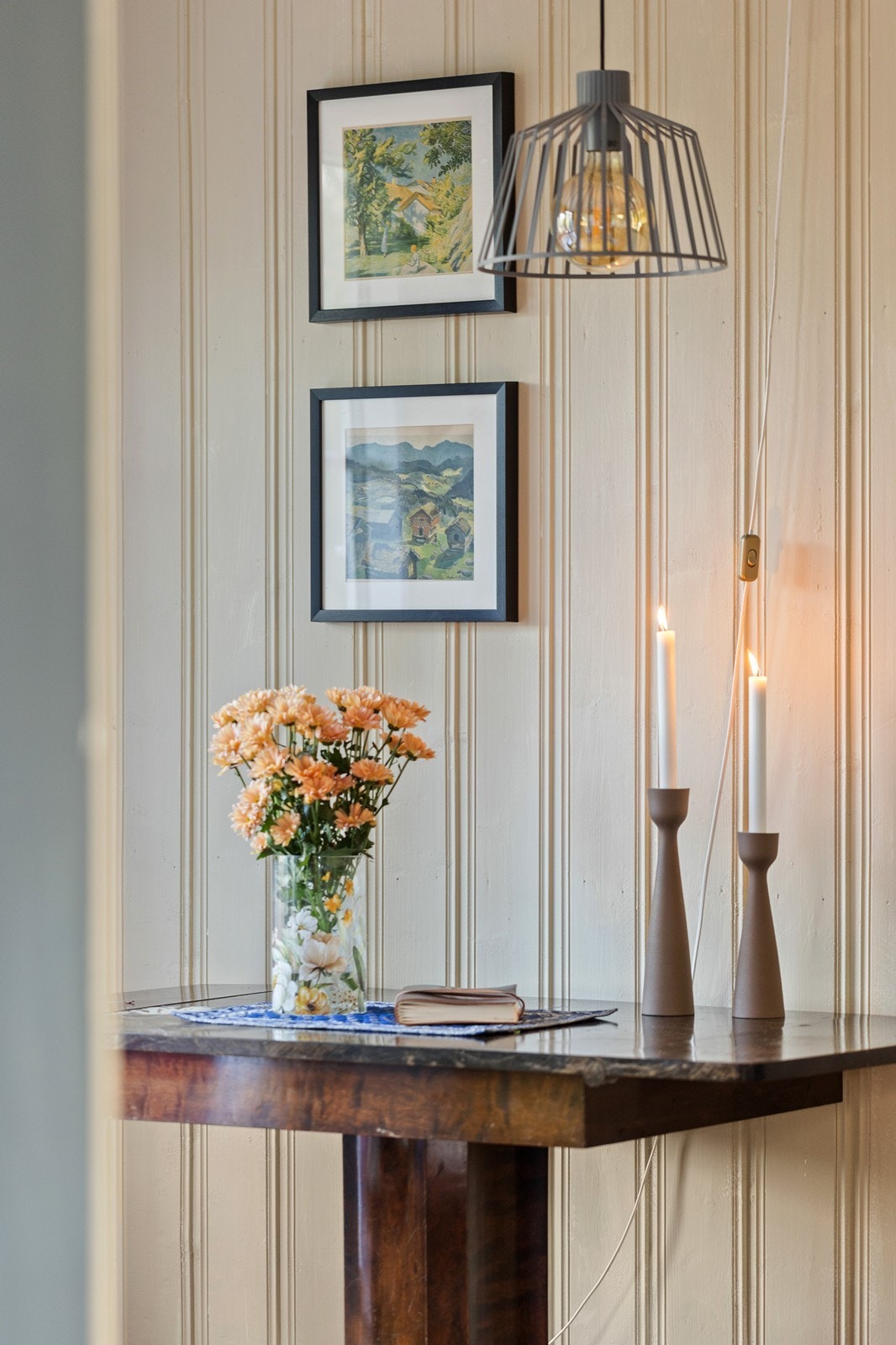 Tidløst, malt panel på veggene skaper en lys og lun hytteatmosfære. Galleribilde