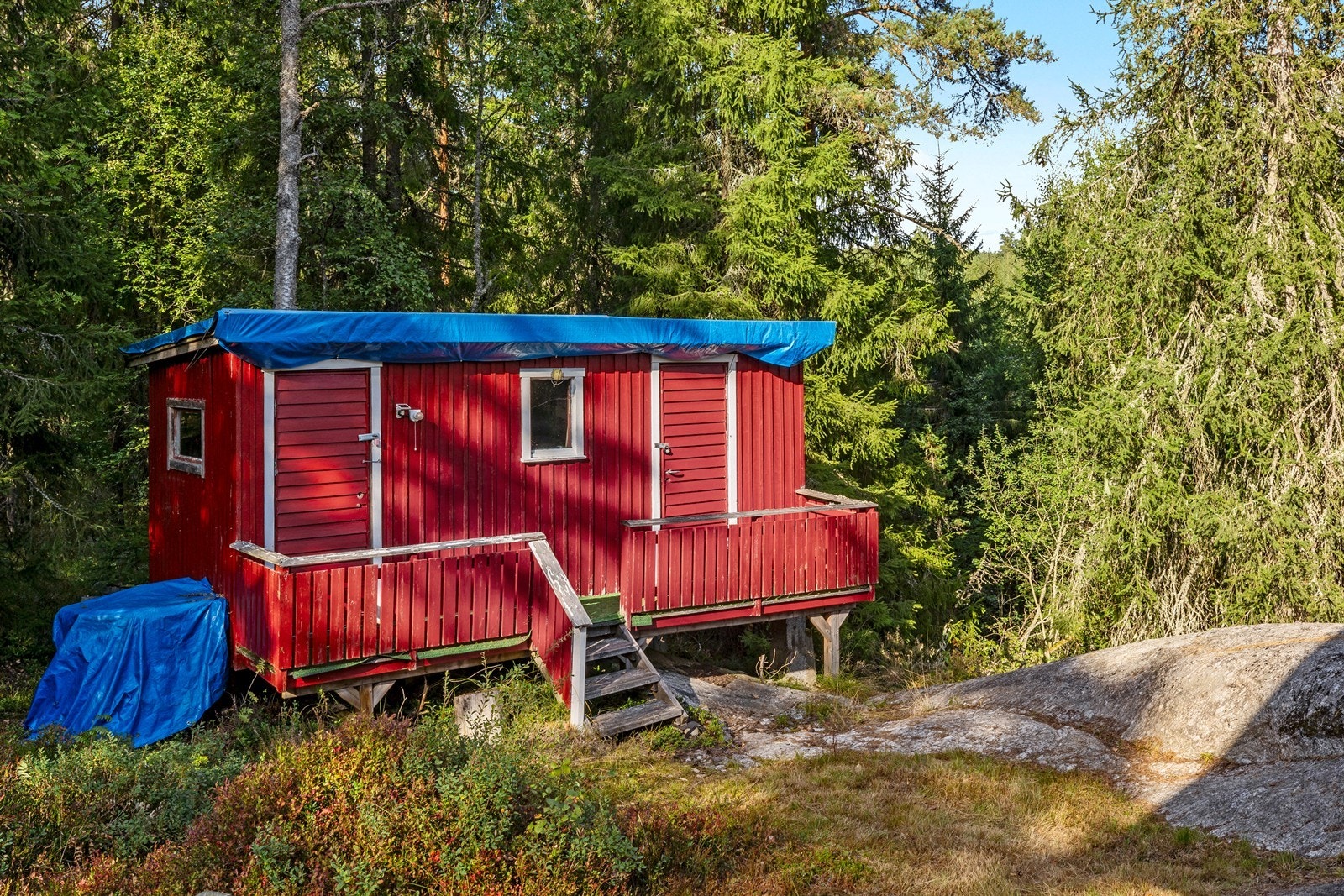 Praktisk uthus på ca. 6m² for oppbevaring av ved og utstyr. Galleribilde
