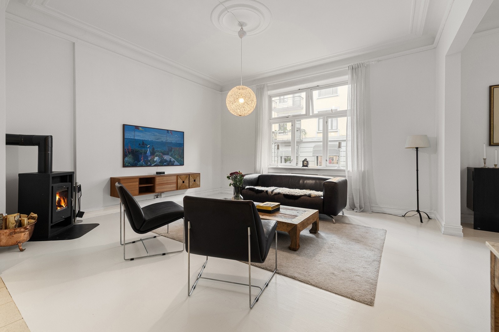 Leiligheten er gjennomgående med god takhøyde på over 3 meter, store vindusflater og klassiske detaljer som gir den en særegen karakter. Galleribilde