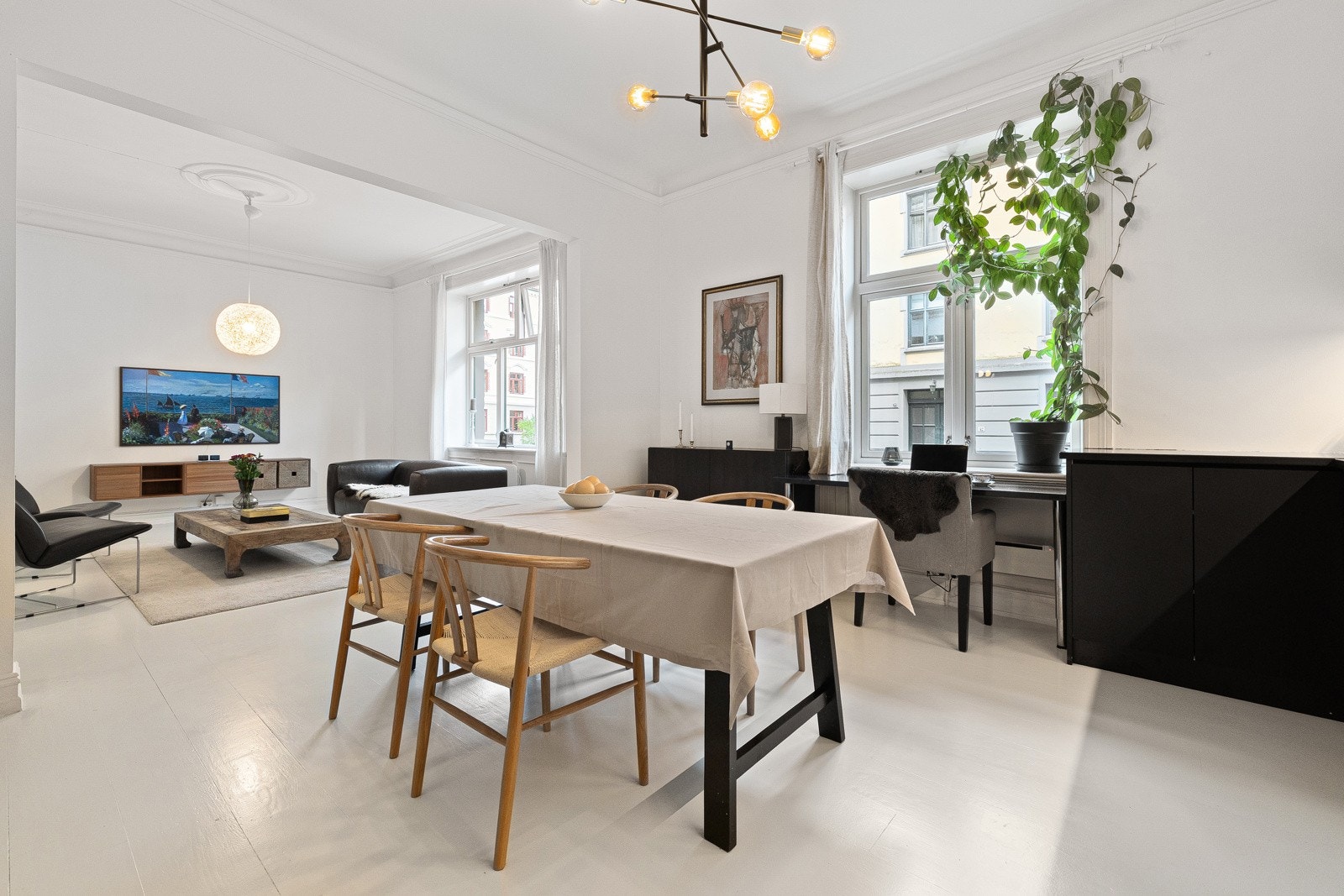 God plass til stort spisebord, hvor du kan samle familie og venner for en hyggelig aften. Galleribilde