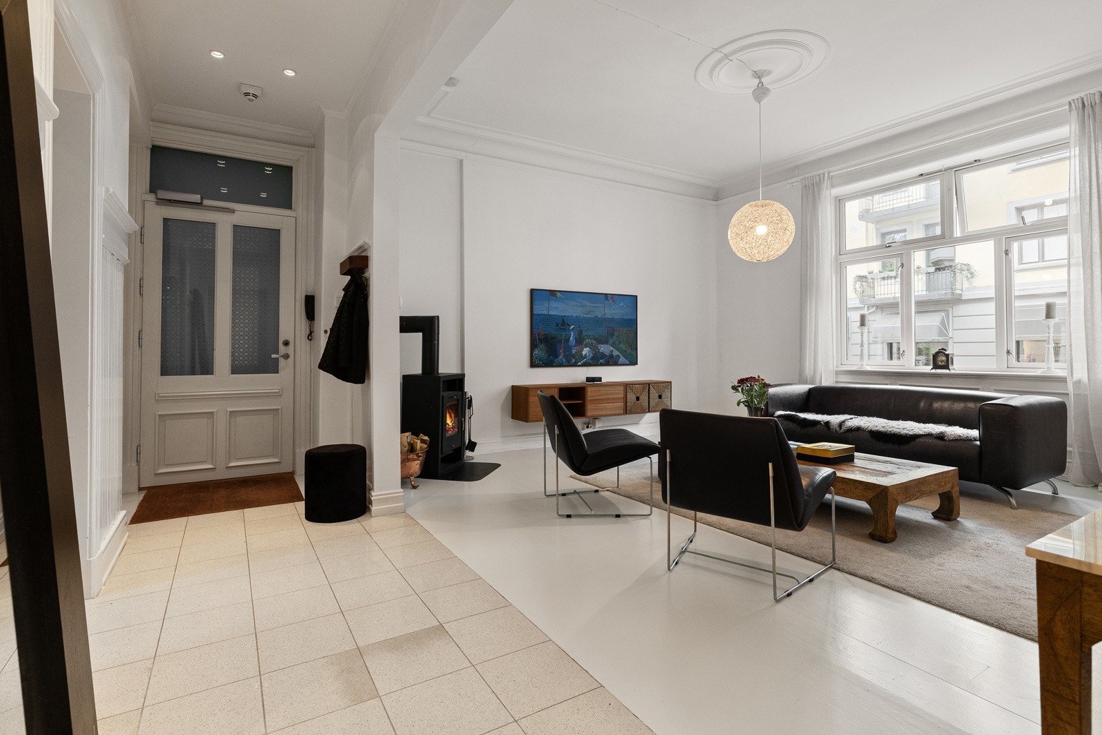 En romslig og innbydende entré med flislagt gulv ønsker deg velkommen inn. Galleribilde