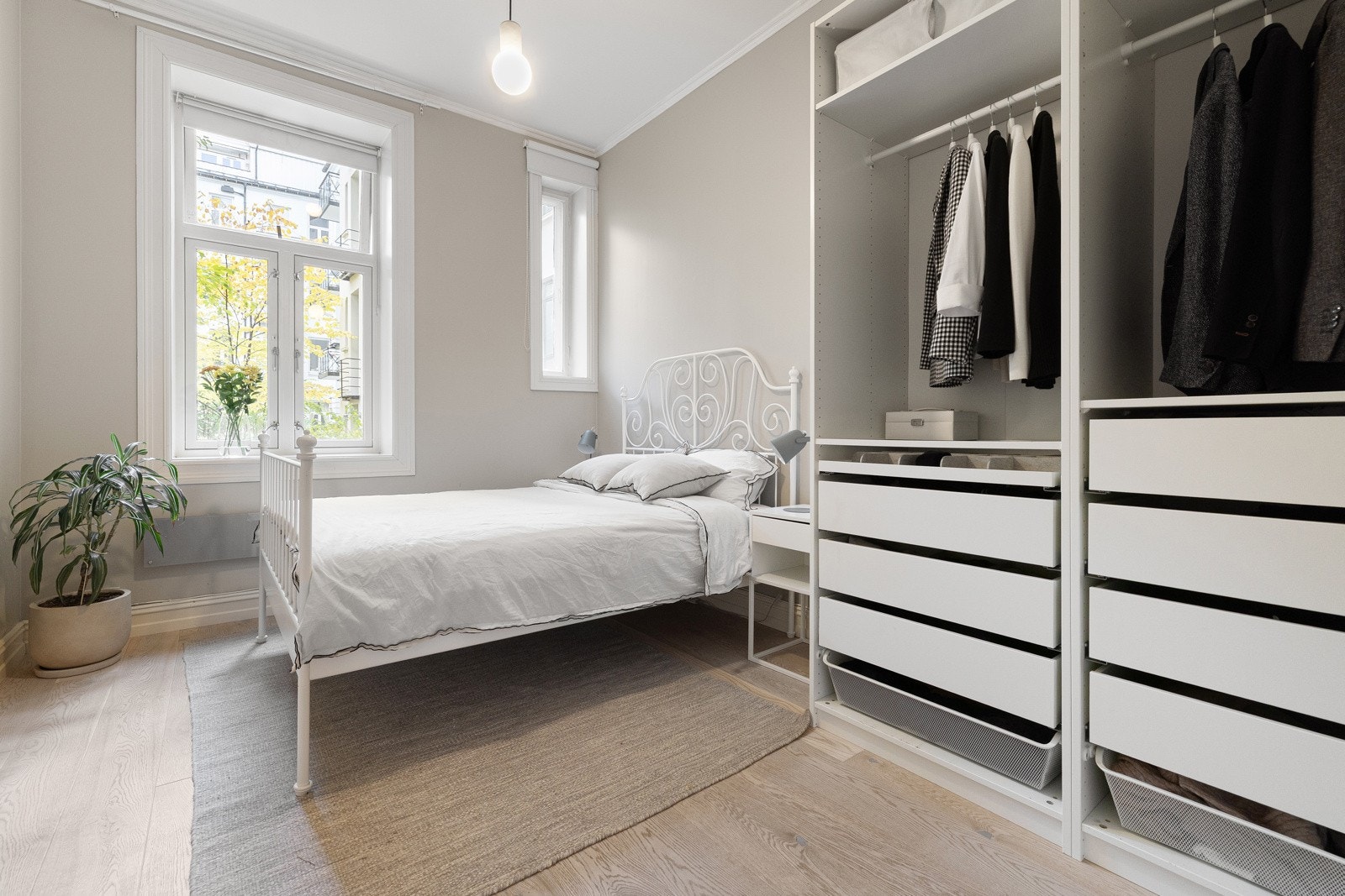 Leiligheten har to soverom av god størrelse, som begge vender ut mot rolig bakgård. Galleribilde
