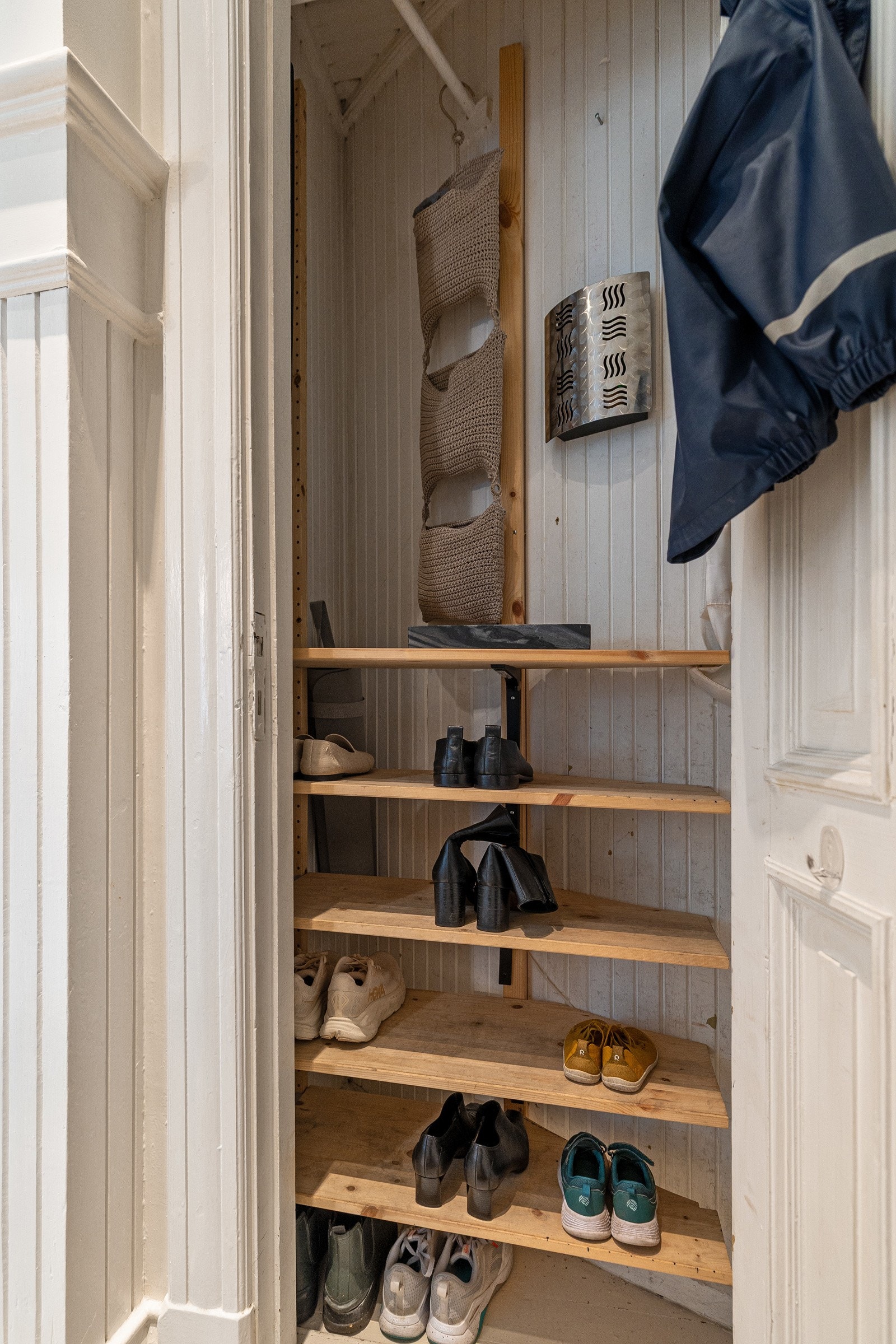 Her får du et godt førsteinntrykk av leiligheten, samtidig som du har god plass til oppbevaring av yttertøy og sko i en praktisk innvendig bod. Galleribilde