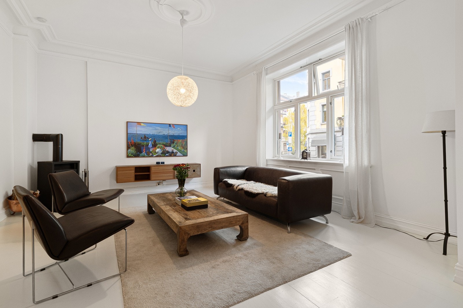 Den gode takhøyden på 3,1 meter gir en luftig romfølelse, og planløsningen gjør det enkelt å innrede med sofa, TV-benk og øvrig møblement. Galleribilde
