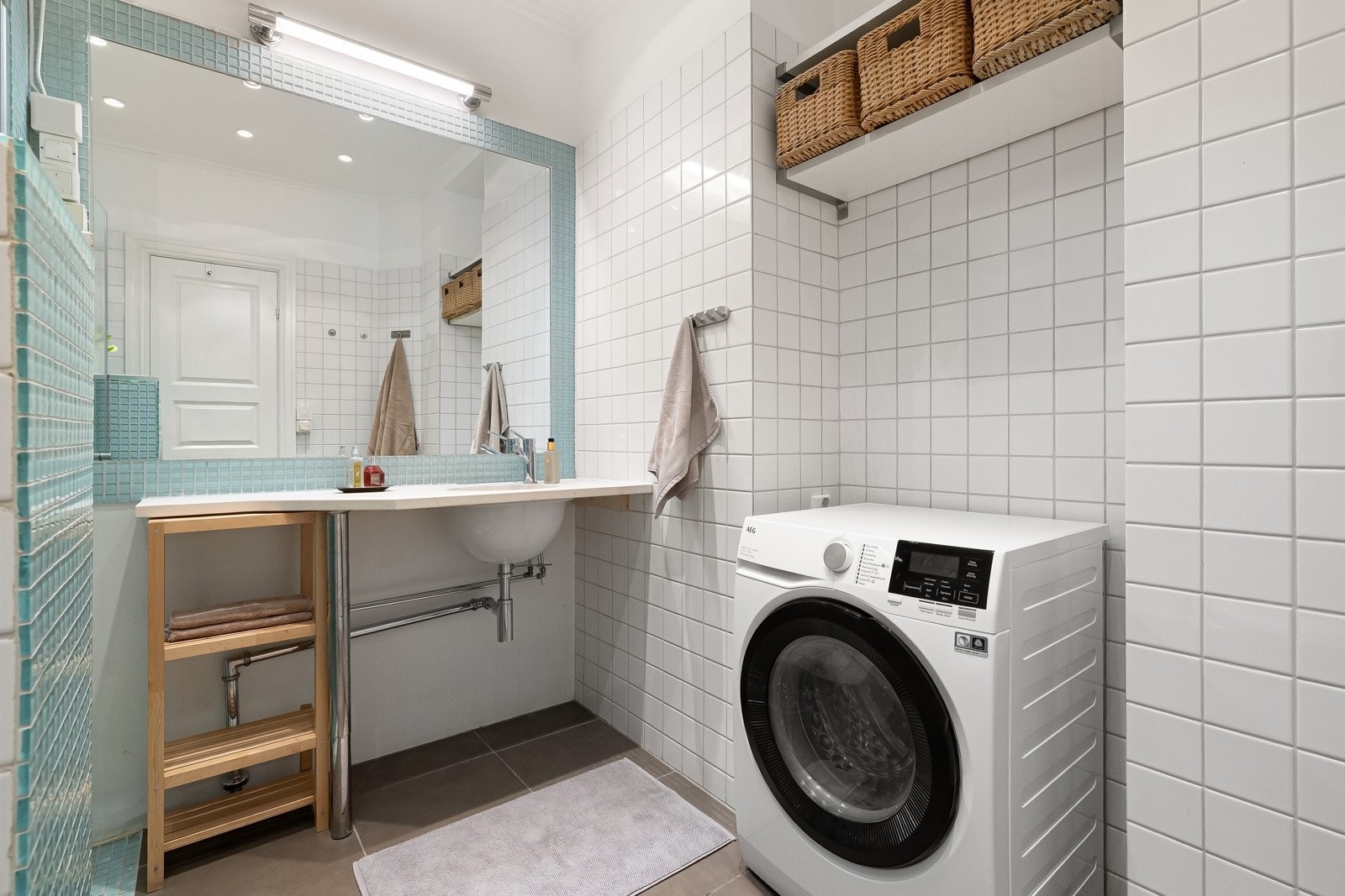 Badet har fliser på gulv og vegger, samt himling med malte plater. Galleribilde