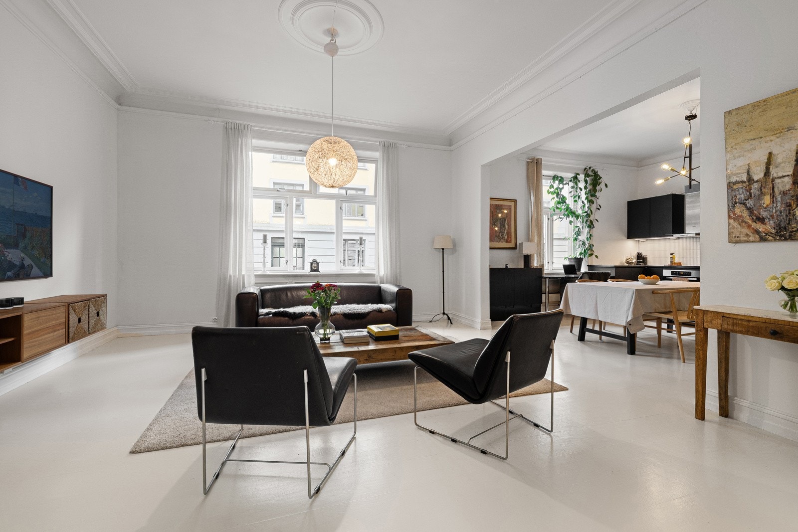 Stuen er stor og lys med generøse vindusflater som slipper inn rikelig med dagslys. Galleribilde