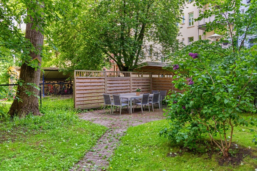 Lun bakgård og solrik forhage med benk. Galleribilde