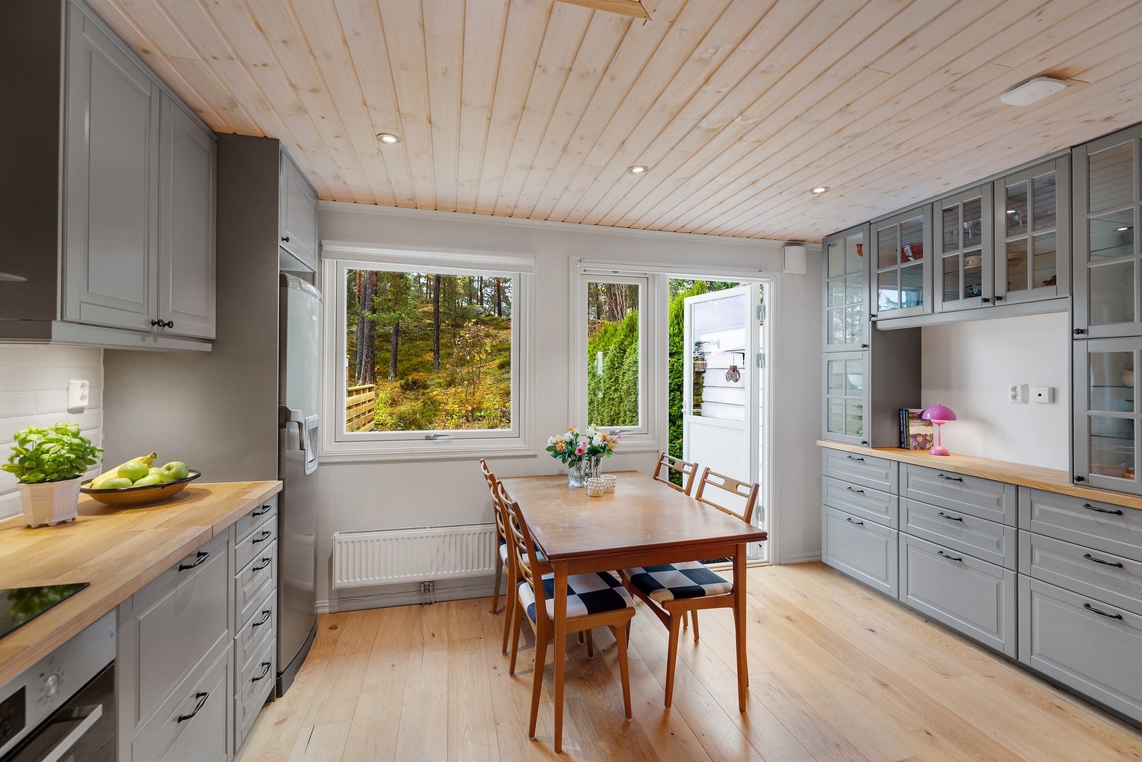 Kjøkkenet har rikelig med lagringsplass i skuffer og skap. Galleribilde