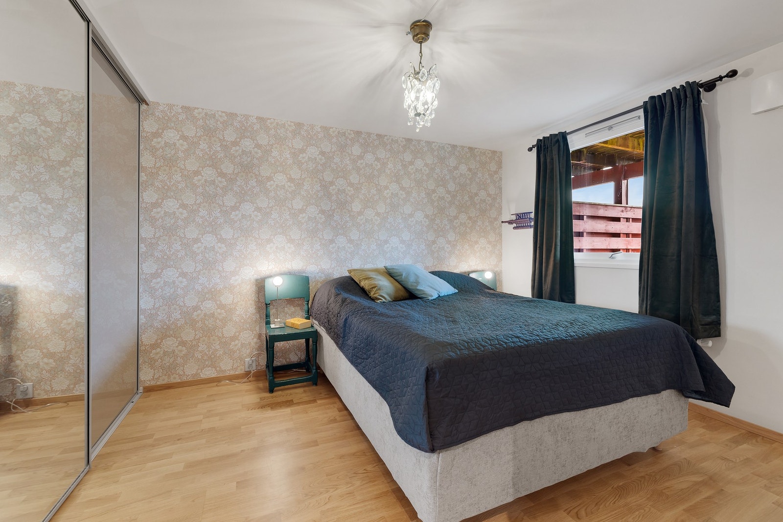 Stort og trivelig hovedsoverom med god garderobeplass. Galleribilde